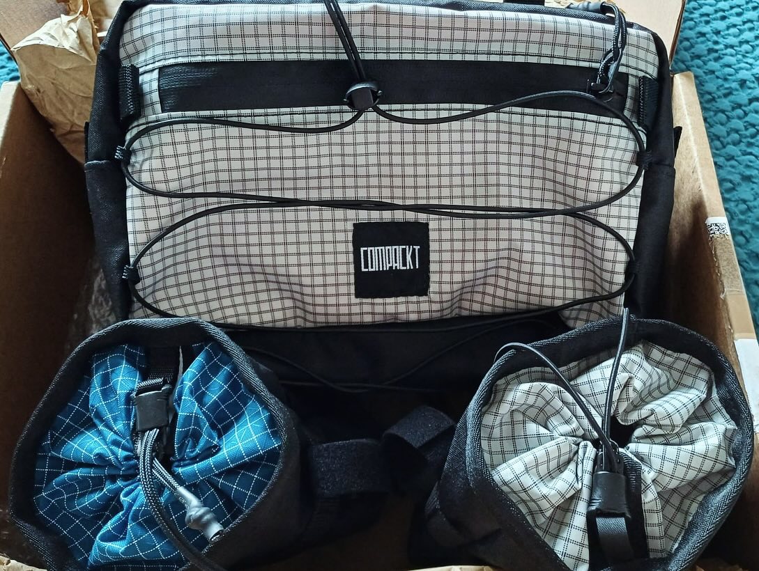 Nous avons découvert @compacktbags et nous avons adoré ses accessoires de bikepacking.
Merci beaucoup de nous avoir fait confiance et pour les lots que nous avons fait gagné à nos participants !
Basé à Bordeaux, en Aquitaine, ça faisait sens de l’avoir comme partenaire pour notre Clacyclo Basque. Les produits sont faits à la main, personnalisables et on sent une vraie passion !
Visitez la page Instagram @compacktbags , les produits sont vraiment très qualitatifs !
Pour sûr ils feront le bonheur de Marianne, Antoine et Caroline qui ont gagné ces lots (sacoche de guidon convertible, steam-bags et nanowallet).