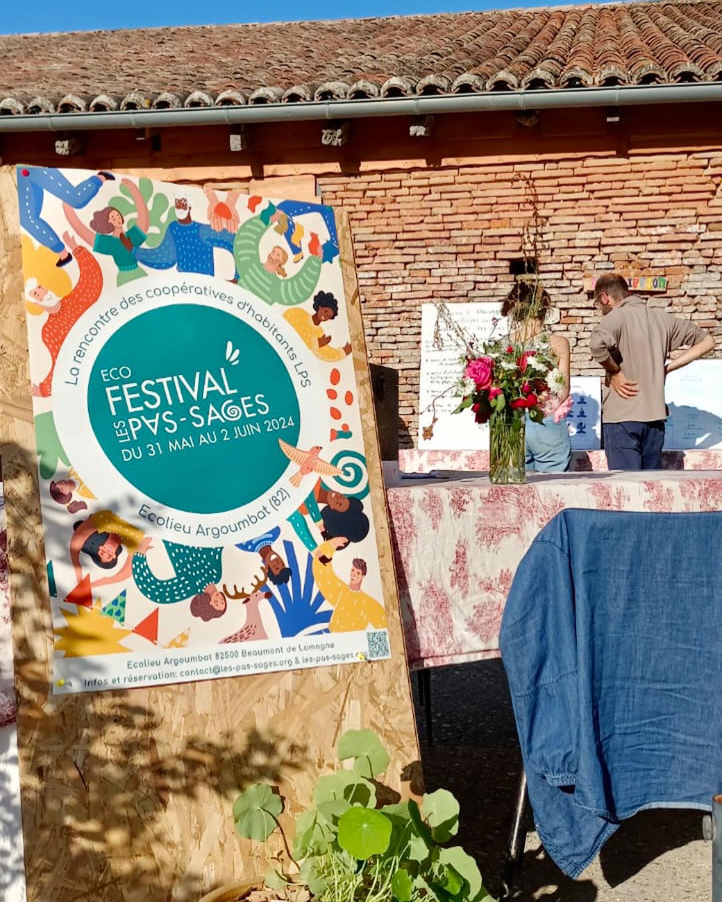 Souvenirs de l’écoFestival des Pas-Sages qui a eu lieu début juin, un moment INCROYABLE !!!
3 jours exceptionnels passés à @argoumbat !! Tellement de rencontres, de partages, de moments de danse, de jeu, d’ateliers et de discussions passionnantes !
Un lieu splendide, préparé avec soin jusque dans les moindre détails par ses habitants pour accueillir les festivaliers.
Un programme ouvert qui a permis de prendre le temps et laisser émerger les envies de partage des festivaliers en les invitant à faire des propositions d’ateliers plus incroyables les uns que les autres.
Le bar d’Argoumbat est né et a été tenu par les habitants d’Argoumbat tout le long du weekend, avec notamment la bière artisanale produite sur place par Pierre et les gâteaux faits-maison avec amour par les habitant-es
Plus que jamais, la culture de la coopérance et la confiance étaient au rdv.
Tout le monde est reparti boosté, inspiré et motivé !! Dans une joyeuse euphorie, vous nous avez fait rêver et c’est rempli de cette confiance et de cette belle énergie vive que nous continuons à avancer pour construire les moyens de mutualiser nos énergies humaines et financières dans les habitats partagés et coopératives d’habitant-es.
Grâce à la CoopMutActrice qui sera fondée d’ici quelques jours, c’est une nouvelle grande et belle étape qui va commencer 🤩🤩🤩
Merci à @simrenou pour avoir capturé beaucoup de ces jolis moments 🙏🫶
#écolieux #lieuxdeviecollectifs #oasis #lespassages #cooperative #participation #ecovillage #habiterautrement #ecologies #ecolos #vivreautrement #sascooperative #BienVivreEnsemble #mondedapres #CoopérativeHabitants #Solidarité #HabitatCollectif
#habitatparticipatif #toulouse #occitanie
On vous donne rdv en 2025 pour la prochaine édition de ce beau festival !!
Merci 🙏💗
#écolieux #lieuxdeviecollectifs #oasis #lespassages #cooperative #participation #ecovillage #habiterautrement #ecologies #ecolos #vivreautrement #sascooperative #BienVivreEnsemble #mondedapres #CoopérativeHabitants #Solidarité #HabitatCollectif
#habitatparticipatif