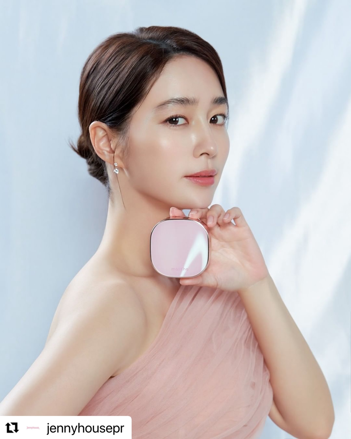 #Glowmakeup by our Jenny House beauty salon team featuring a natural glowing skin expression ✨ At Studio Wonkyu, you will be experiencing the A-list treatment with make-up and hair done by a celebrity salon 🌟
-
Celeb. #Lee Min-jeong
Hair. #JennyHouseLeeHyeon
Make up. #Jenny House Oh Yoon-hee
*Photo provided by: Mastina
#repost