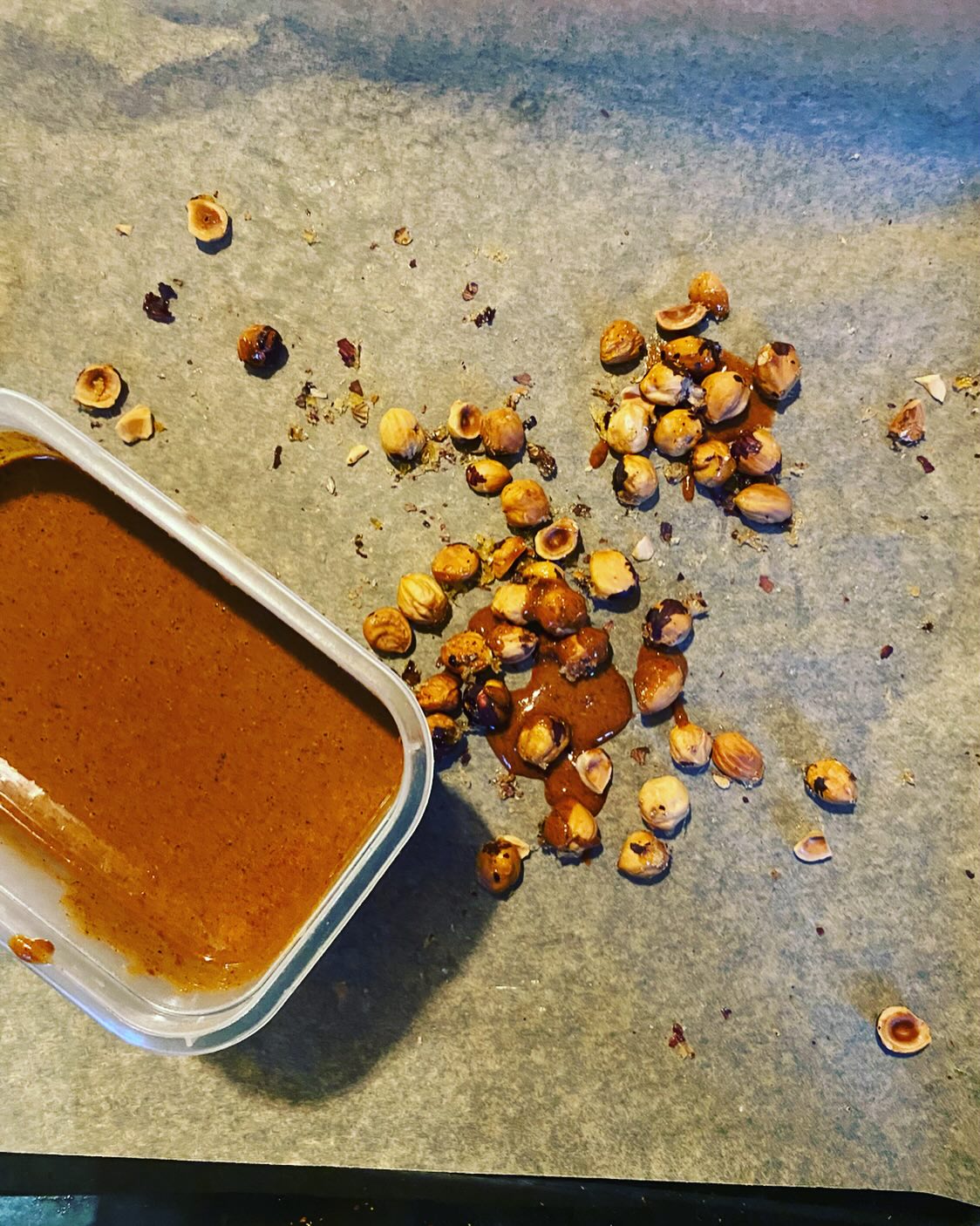 Ne trouvant plus de bon chocolat à la praliné… praliné maison !
Et « malheureusement » c’est réussi 😉
#lepetitchateaudelabrosse
#pralinémaison
#tablehotes