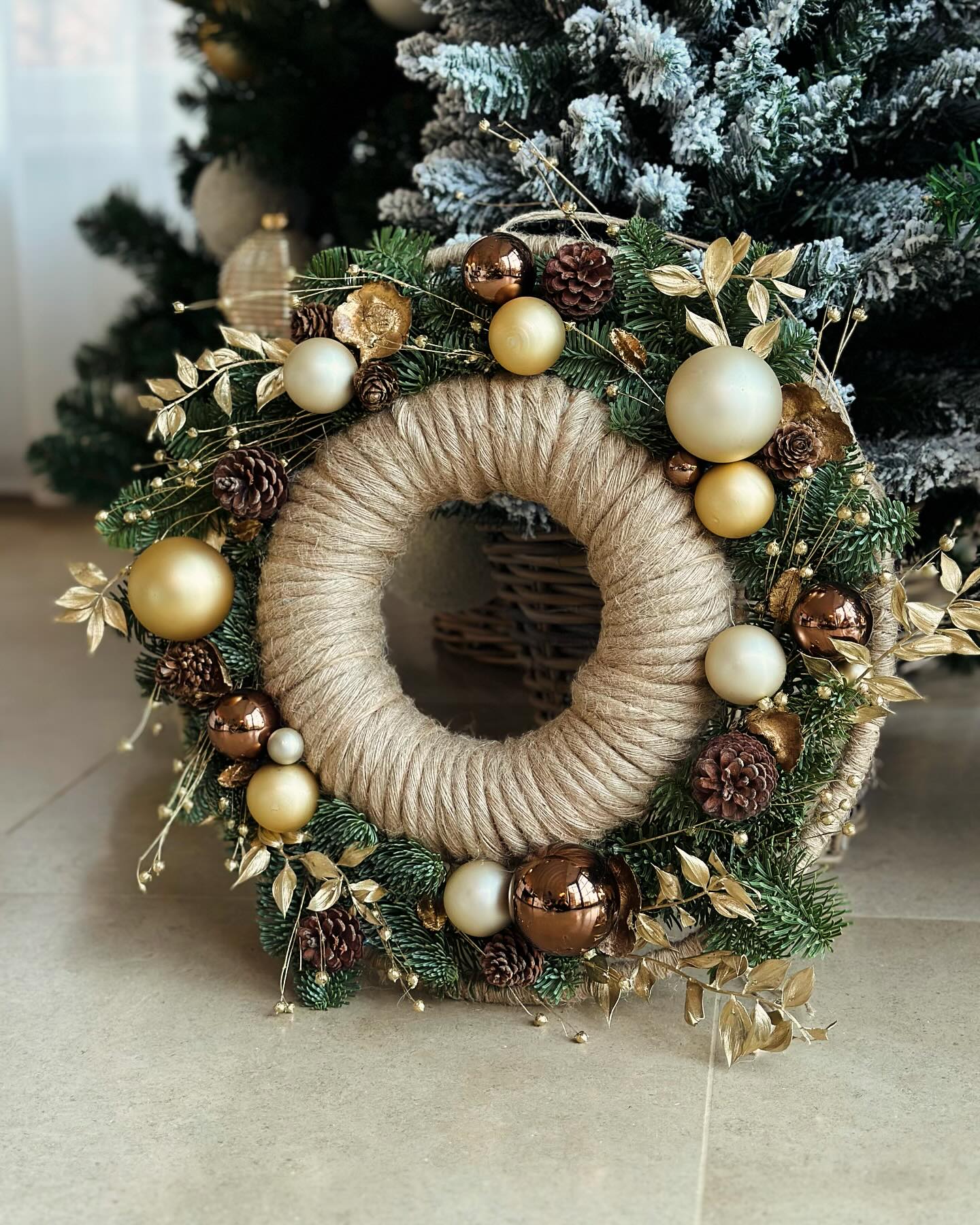 Cette semaine, nous avions des rendez-vous couronnes. Cette année, le fil rouge de nos ateliers de décembre est la corde naturelle. Rendez-vous dans 15 jours pour les centres de tables assortis #fleursaddict #walhain #artfloral #noel #agoragroup_ #crauwelspeersbvba