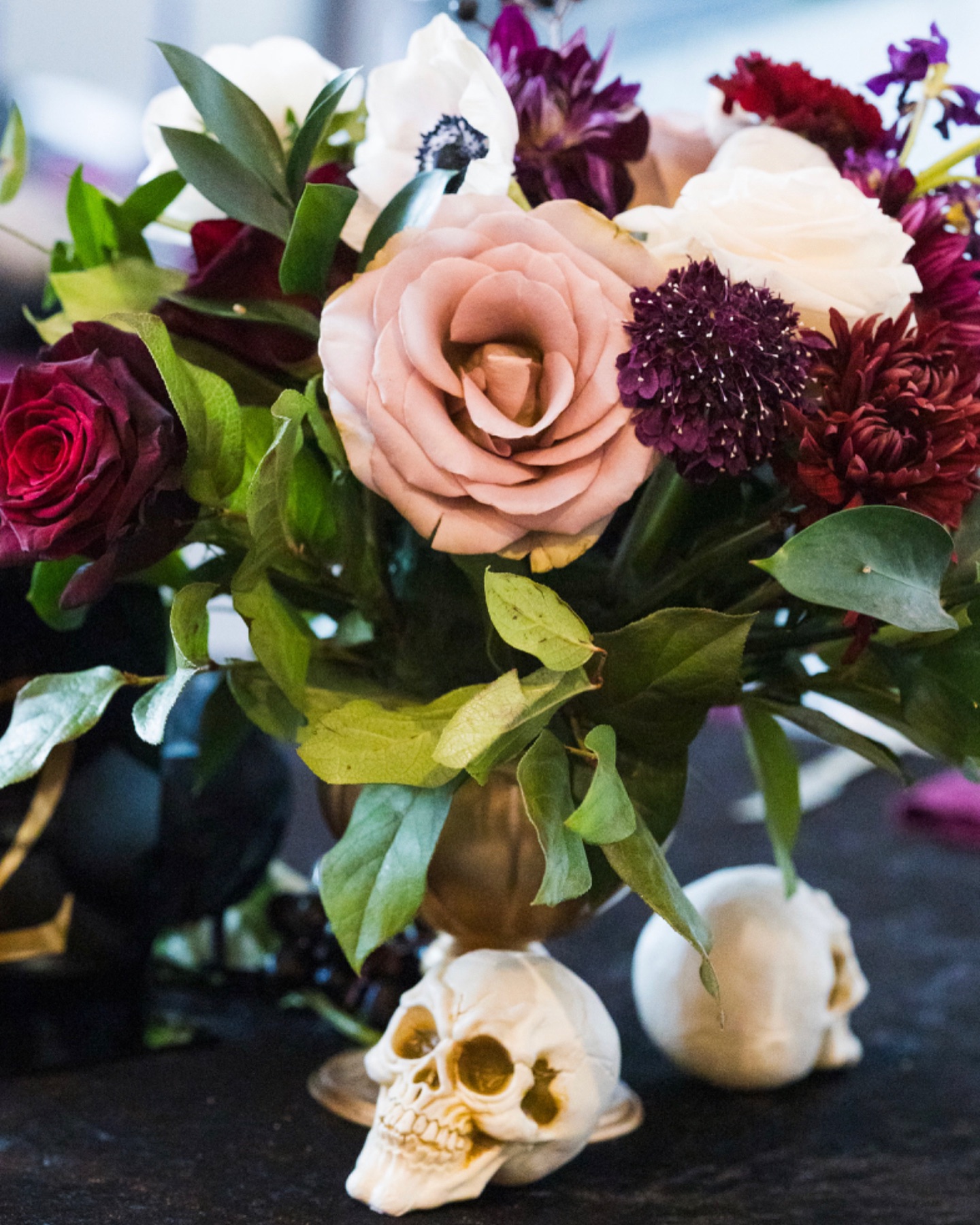 Something wicked it’s coming this way
📸@eastriverphotographer
#halloweendecor #halloweenwedding #moody #weddingflowers #centerpiecedecor #florals #floralarrangement