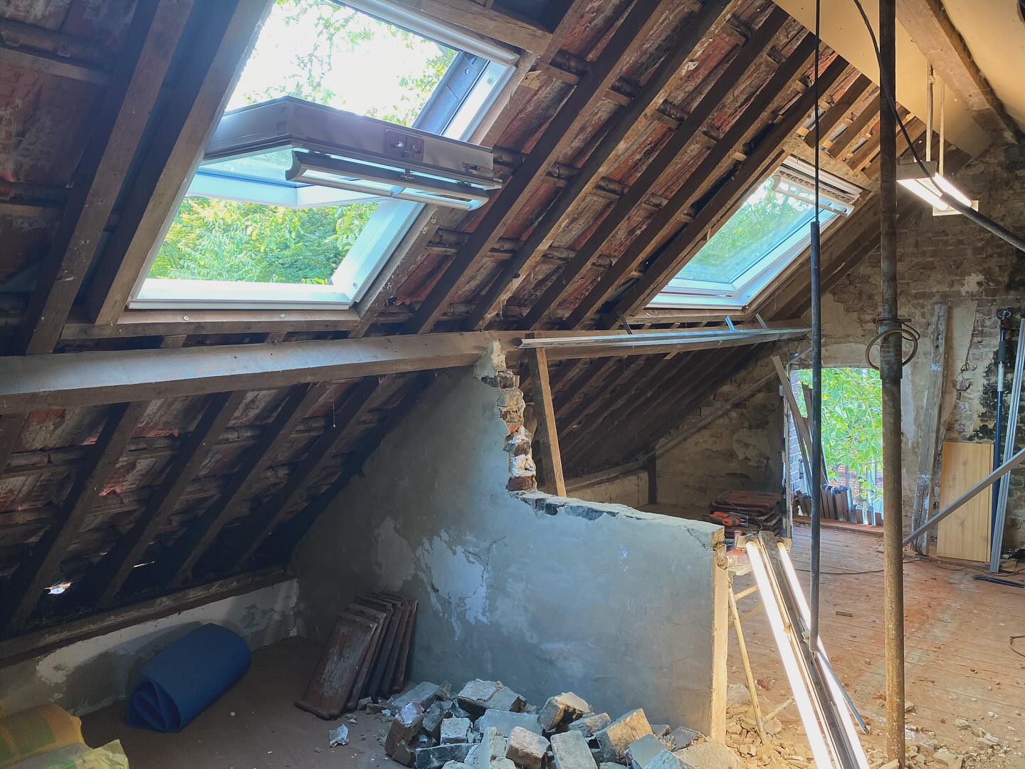 Avant-Après : La cabane de Polo
#maisonrenovation #maisonrenovee #normandie #bedandbreakfast #maisondhotes #mansardadesign #bedroom #bois #wood #materiauxnaturels #picofsunday #saintpierredemanneville #interiordesign #maisondecampagne