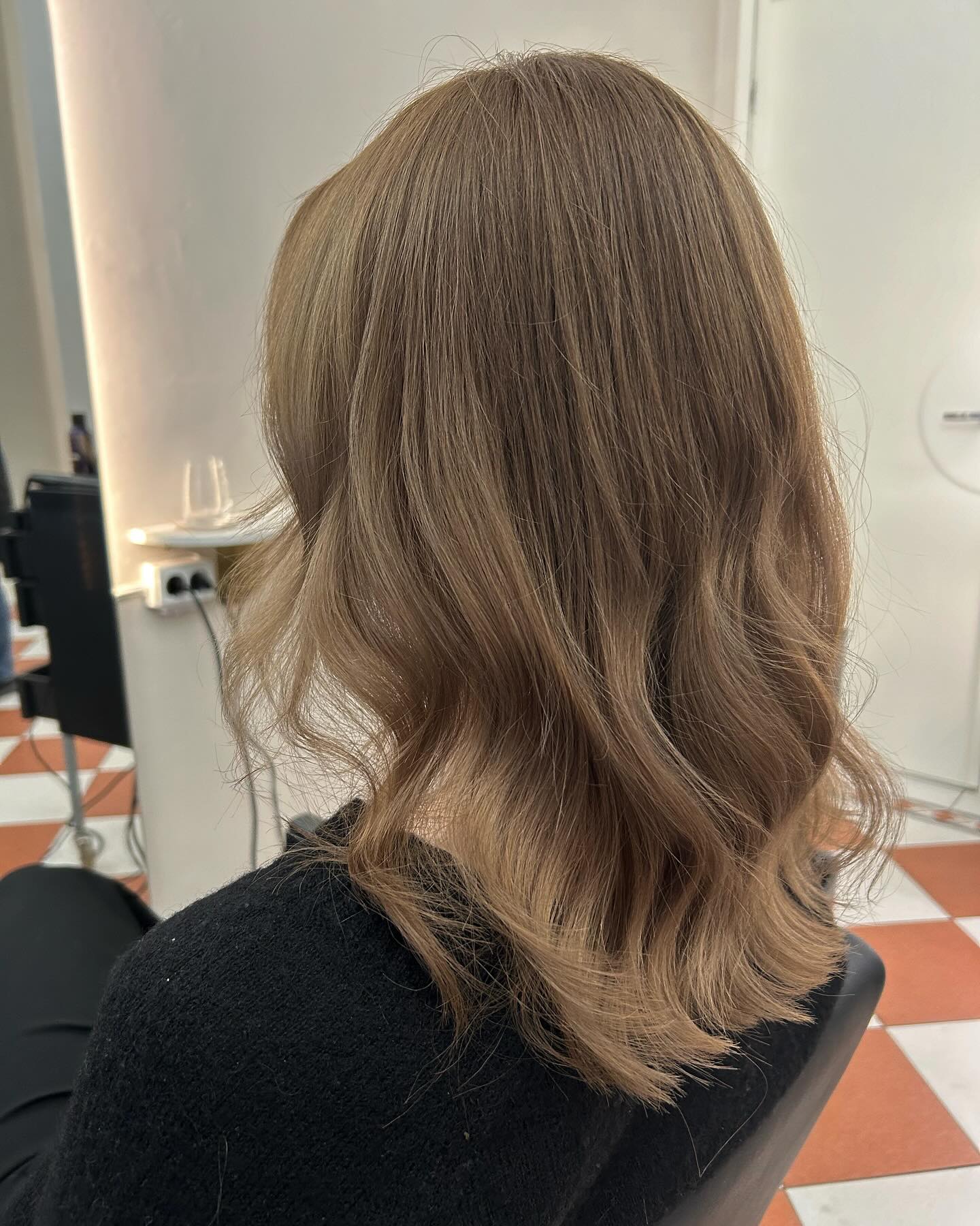 Kevään tuntua lähdetään usein hakemaan hiuksiin vaaleilla raidoilla mutta myös tummempiin väreihin saa kevään tuntua pienellä lämpimällä vivahteella🌞
Tämän muutoksen toteutti @noorabow
#bowhelsinki#kampaamohelsinki#goldwellcolor#goldwellfinland#oribeobsessed