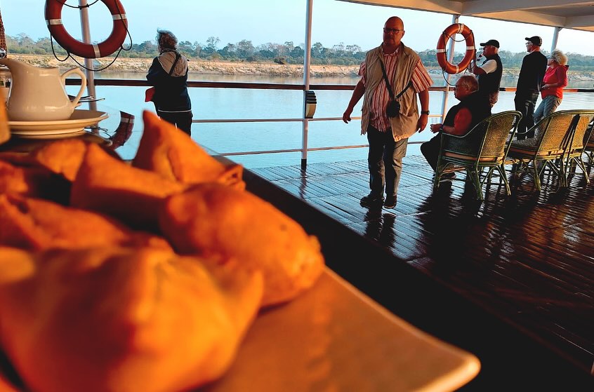 Golden hour with samosa and chai adda #lovewithabncruises ⚓️
.
.
.
#assambengalnavigation #gangesrivercruise #brahmaputrarivercruise #samosatimes #chaiadda #goldenhourlight #consciousluxurytravel #adventurecruise