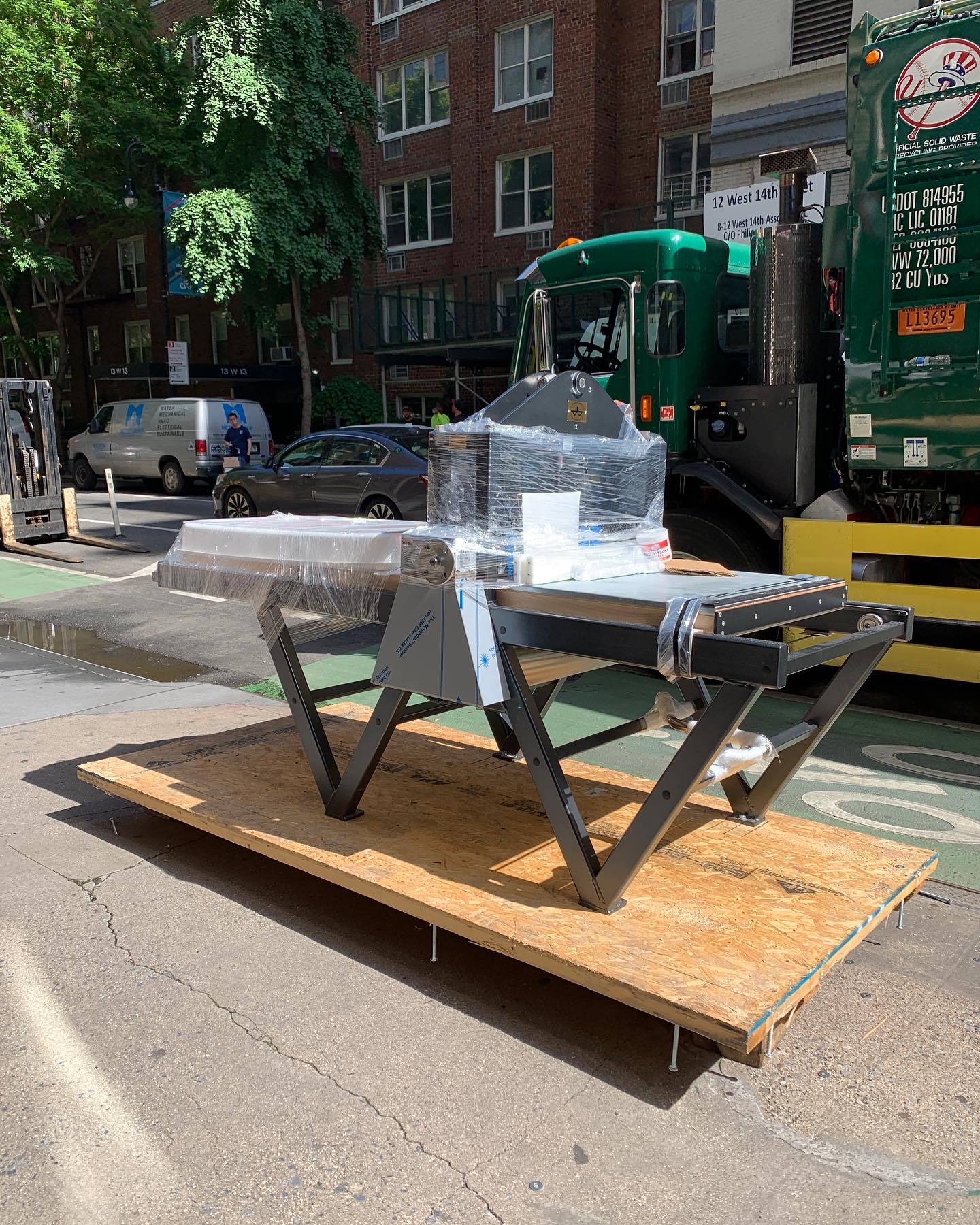 A fun day at Parsons School of Design installing these two new @takachpress presses! A new etching and lithography press for their awesome shop. They both had to be disassembled on the street and brought down in pieces to fit through the elevator. We’ll be back tomorrow to continue servicing the other presses and replace some parts. #starkpressco #pinklinepress #printnj #parsonsschoolofdesign #takachpress #etchingpress #lithographypress #printmaking #printing #printer #print #lithography #intaglio #pressmechanics #preservationthroughproduction #pressmoving