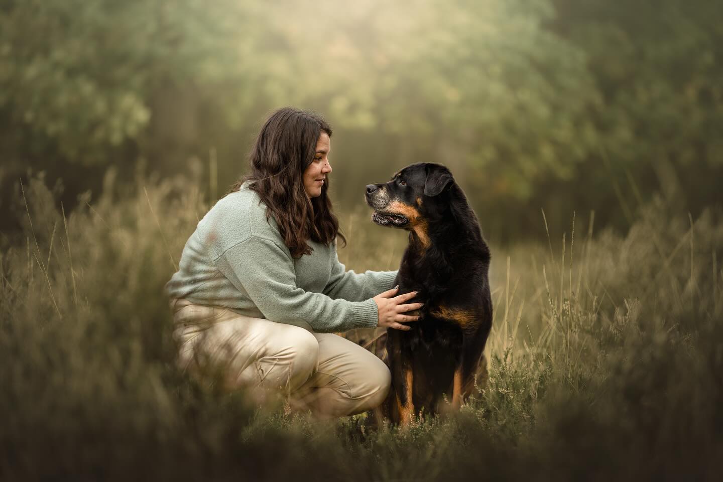 SPETTER 💫
Een band tussen mens en dier vastleggen is niet altijd makkelijk, vooral als je weet dat het een van de laatste foto’s zijn die het baasje zal hebben met zijn of haar beste vriendje 🥺. Ik voel mij altijd best wel vereerd dat mij zo’n grote verantwoordelijkheid wordt toevertrouwd. Zo’n foto als deze vind ik dan ook maar al te fijn om af te kunnen leveren, de liefdevolle en dankbare blik spreekt boekdelen!❤️
——————————————
#dog #cute #photography #photographer #camera #photo #sigma #canonnederland #canon @canonnederland #zoomnl #chipfotofeed #cameranu_nl @zoomnl #cameraland_nl @cameraland_nl @cameranu_nl #kameraexpress @kameraexpress #kecommunity #dogphotography @chipfotomagazine #dogphotographycontests