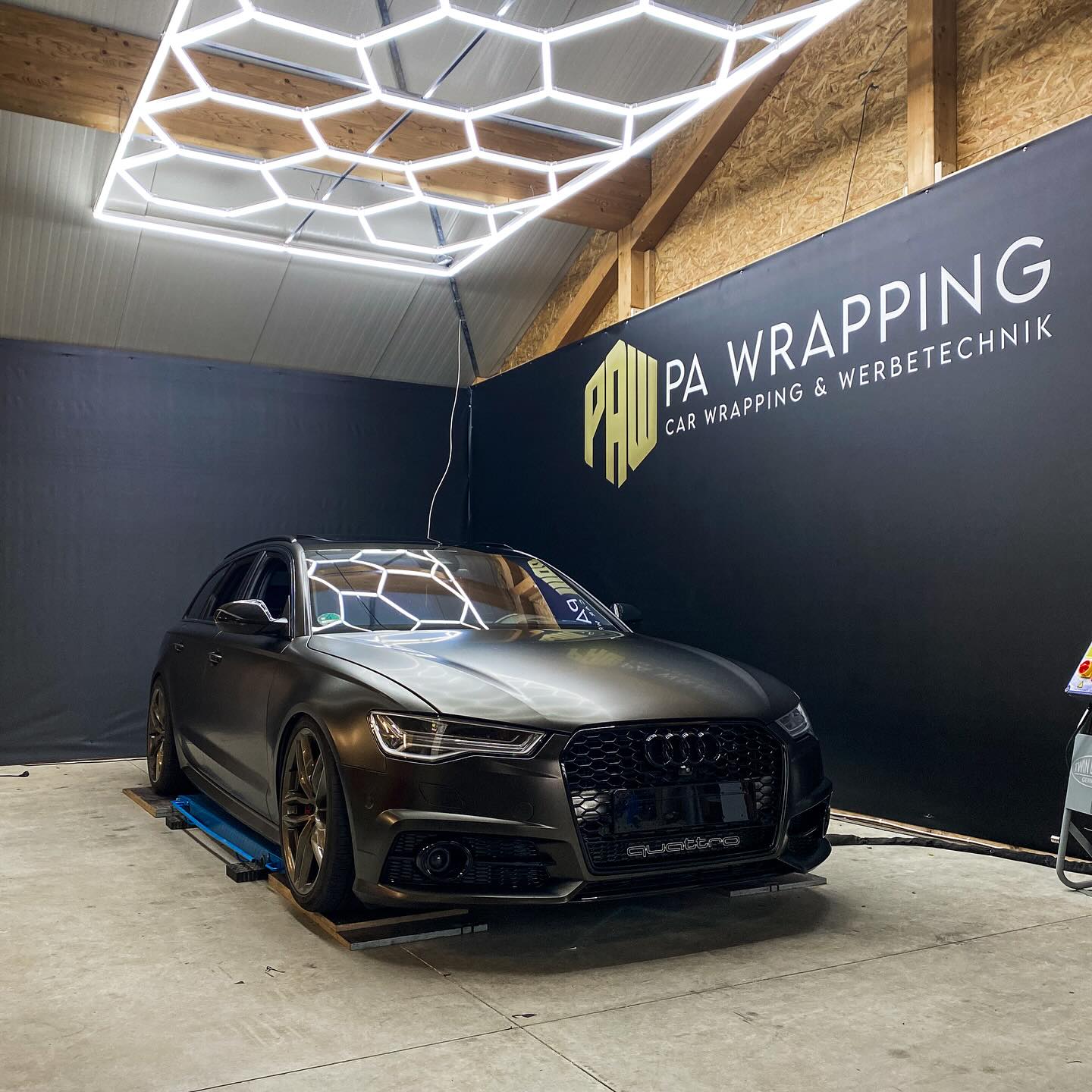 Audi A6 in Black Gold 🖤💛
.
.
.
#pawrapping #carwrapping #wrapping #wrappedcars #folierung #lowered #static #stance #audiquattro #a6 #tunercar #audia6allroad #kombi #audia6avant #wraplove #customcar #airlift #quattro #ravensburg #audia6 #vag ##tuningworldbodensee #audimotorsport #audi