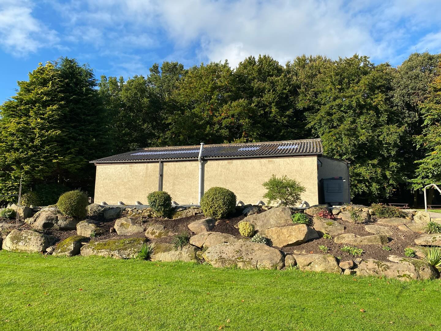 A massive thank you to our lovely residents Cath and Ann for getting our sites rockery winter ready!👏🏻🙌🏻
#rockery #winterready #autumn #caravanpark #campsite #camping #caravaning
