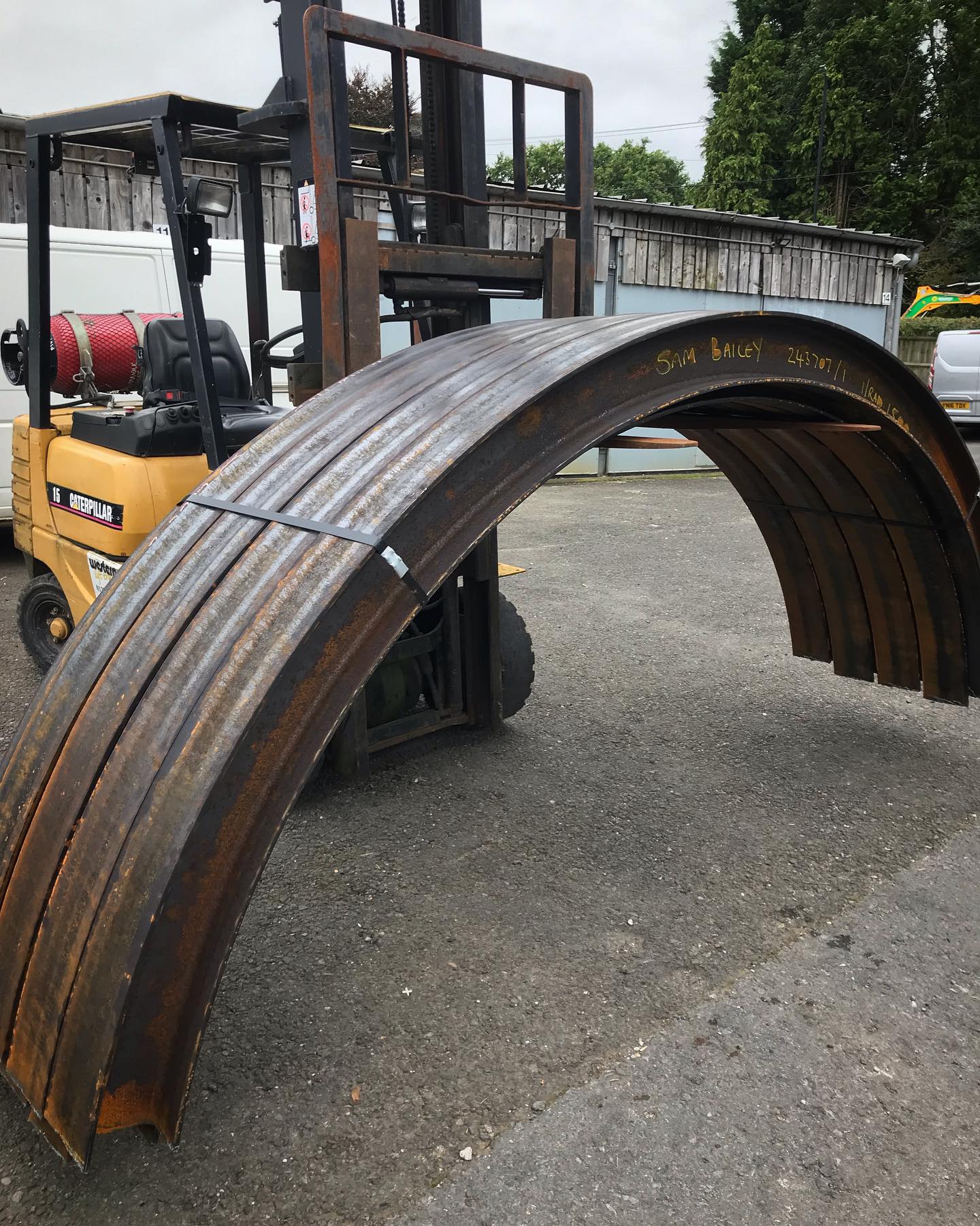 The next #project has turned up….. well some bits of it anyway! What’s it going to be??
#metal #fabrication #publicart #archway #seating #forklift