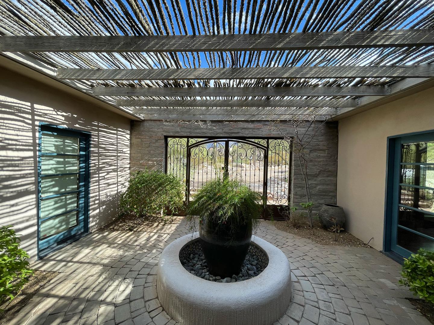 Shadows at play in this ocotillo shaded courtyard🪴
#sonoranocotillo #ocotillofence #livingfence #sonorandesert #tucsonaz #phoenixaz #southerncalifornia #desert #desertvibes #ocotilloplant #desertdwellers #desertlife #scottsdale #plantnursery #desertscape #desertliving #desertstyle #fencedesign #desertlandscape #homeandgarden #calilandscape #desertarchitecture #stickfence #ocotillo #fenceideas #desertoasis #deserthouse #desertbloom #desertgarden #deserthouse #deserthome