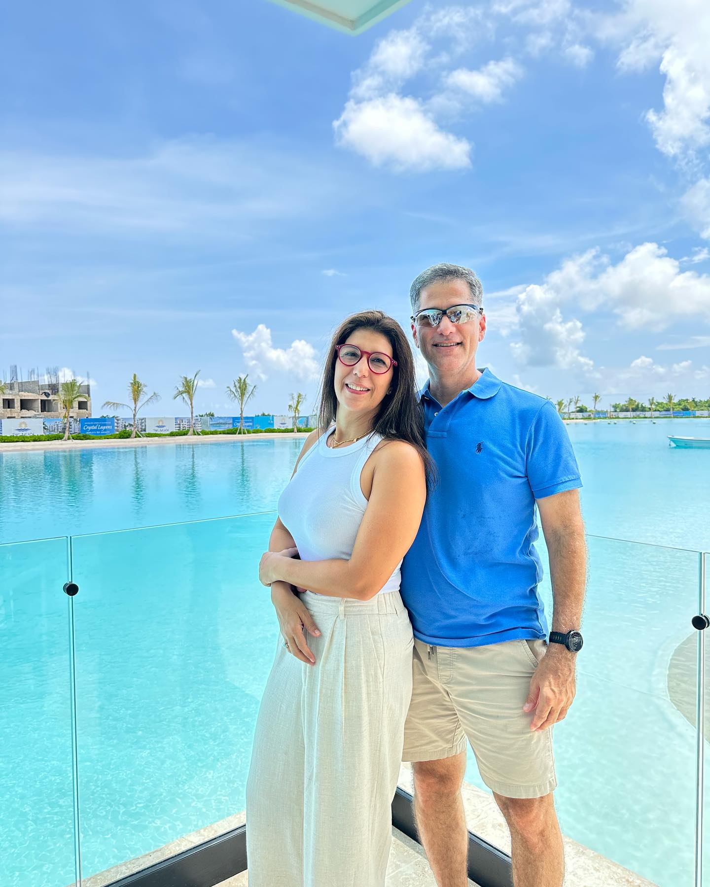 Feliz aniversario @elsitahealthcoach
¡32 aniversario! Es mas tiempo juntos que solteros. Ha sido una bendición tenerte a mi lado todos estos años. Te amo mucho.
⠀⠀⠀⠀⠀⠀⠀⠀⠀
Ya los hijos están adultos, por su cuenta y unos de han ido. Este momento de nuestras vidas es como el vino, nuestro mejor momento es ahora!
⠀⠀⠀⠀⠀⠀⠀⠀⠀⠀⠀⠀⠀⠀⠀⠀⠀⠀
Cómo dice la Biblia:
“Ahora, yo no tomo a esta mujer movido por deseos impuros, sino con intenciones sinceras. Dígnate tener compasión de mí y de ella, y concédenos llegar juntos a la vejez.»
Y ambos añadieron: «Amén, amén»”
⠀⠀⠀⠀⠀⠀⠀⠀⠀
⠀⠀⠀⠀⠀⠀⠀⠀⠀
⠀⠀⠀⠀⠀⠀⠀⠀⠀
#jorgemusacoach #jorgemusa #aniversário #amor #juntos #couple