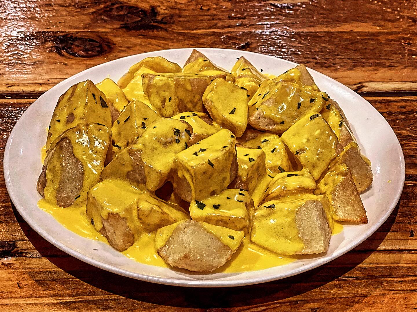 Chunky potatoes with a creamy cheese sauce #patatasconqueso #patatas #tapas #spanish #spanishfood #spanishlove #chiswick #chiswicklocals #chiswickliving #chiswickw4 #bedfordcorner #bedfordcornerw4 @avantichiswick