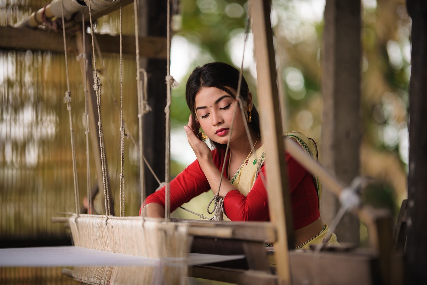 ‘Assamese women weave dreams on their looms’ said Gandhi then and it still holds true today as almost every rural village home in the deep green hinterland of Assam and along the Brahmaputra River, will have women weaving their own clothes in looms. #lovewithabncruises #assambengalnavigation #lahélife
.
.
.
#brahmaputrarivercruise #himalayanrivercruise #smallshipbigadventure #smallshipbigheart #rivercruiser #assamtravel #northeastindiatravel #culturalcruise #lahélooms #weavingtales #assamtextileheritage