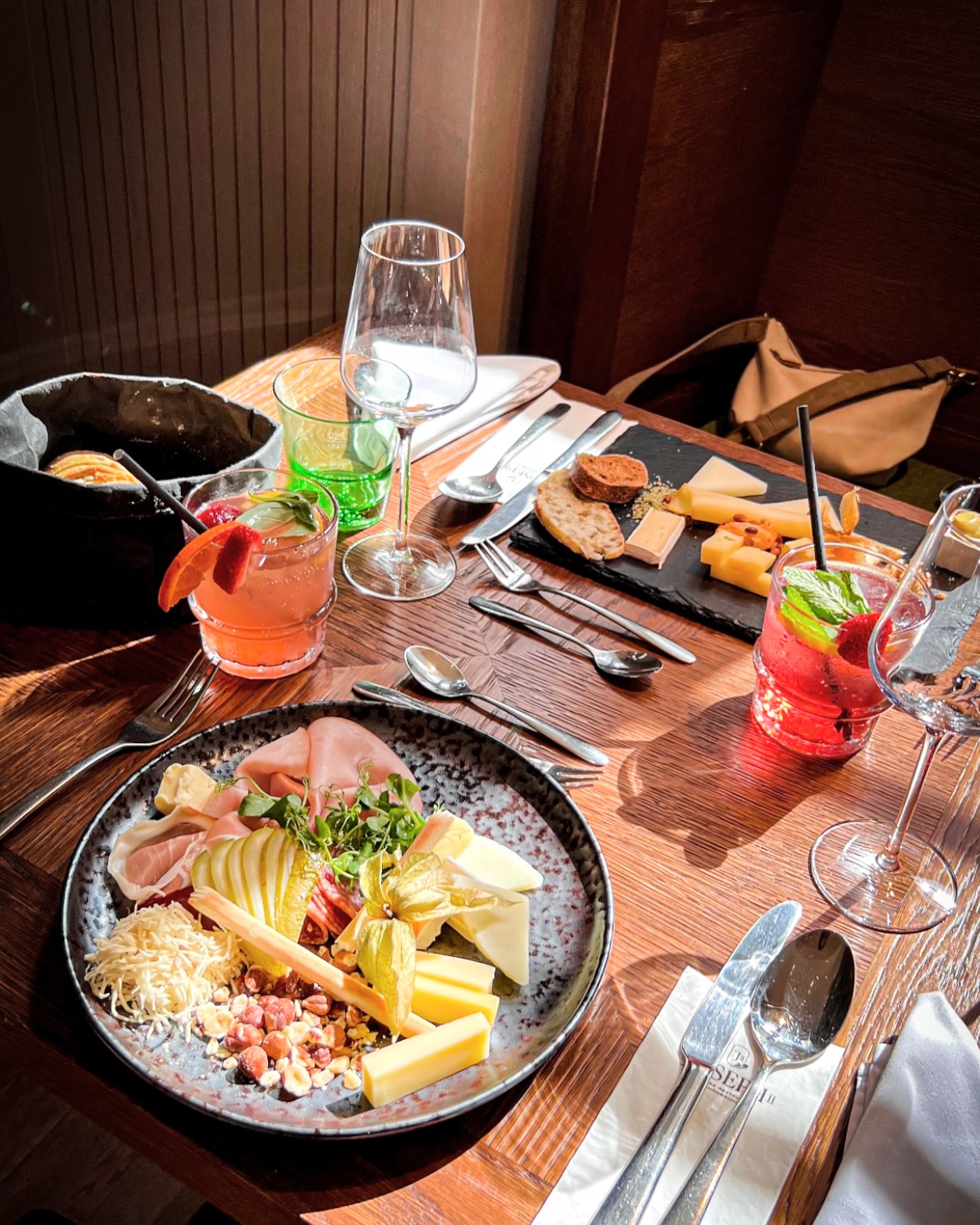 Happy Monday! Rainy days call for royal treats. 🌧️🍽️✨ Enjoy authentic Austrian cuisine & wine at Joseph II. in the heart of Schloss Schönbrunn. ❤️ Photos by @travelescape_vienna
#SchlossSchönbrunn #Vienna #VisitVienna #VisitSchlossSchönbrunn #JosephII #RestaurantWien #GastroNews #ViennaFood #VienneseCusine #WienerKüche#visitAustria #esseninWien