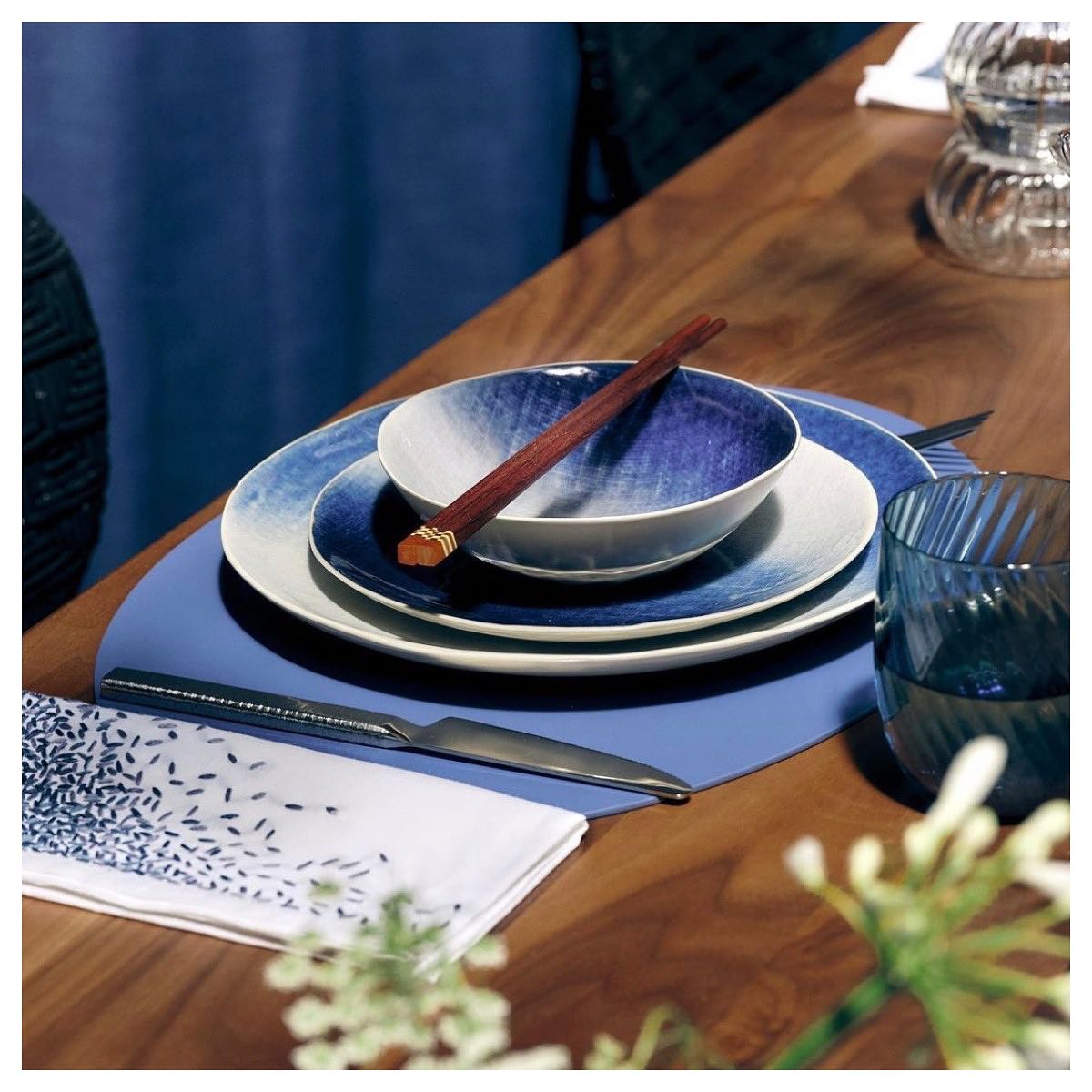 La vie en bleu avec @cfoc_paris @14septembre #cfoc #14septembre #decoration #decorationinterieur #design #table #tabledecor #magazine #showcasemagparis