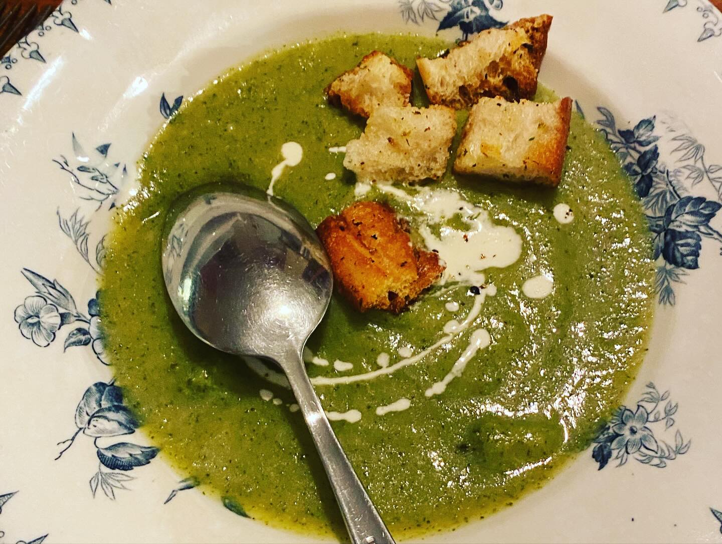 Au menu ce soir, soupe de brocolis, croutons à l’ail et butternut rôti, un délice !!!
Légumes de chez Louis légumes @louislegumes28 (eure et loir)
#lepetitchateaudelabrosse
#tabledhotes