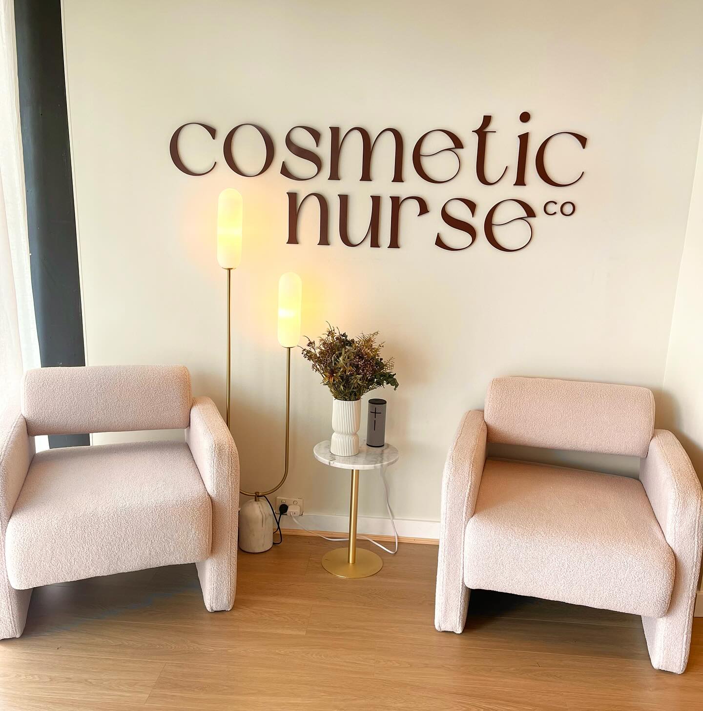 Sit for a minute 😌
You book an appointment with us for you. Come 5 minutes early, relax in an armchair, take a deep breath, listen to the tunes and enjoy a moment of calm.