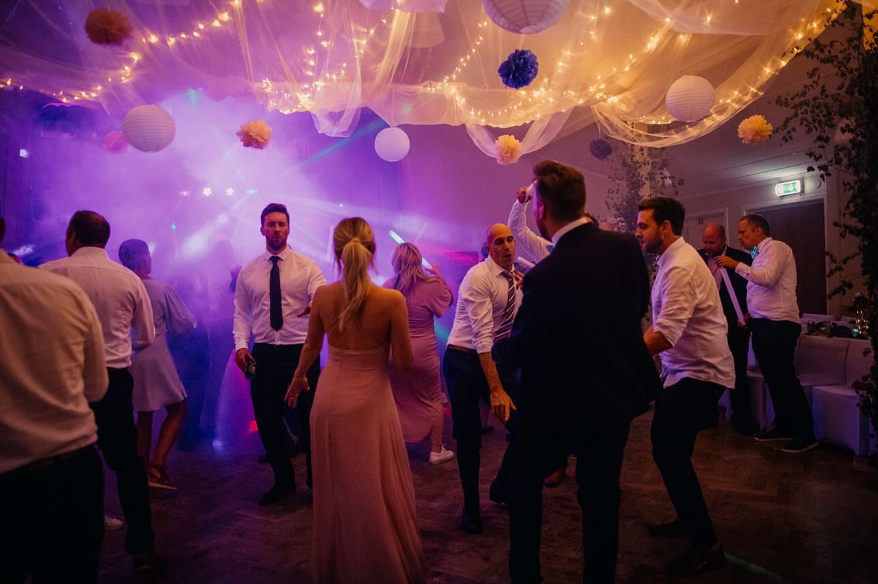 Del två av @carolineamanda91 och @timpenz bröllop. Feeest 🥳 Och OJOJOJ så festligt det var 💃🏼
För övrigt är jag igång med bröllopsmöten nu, 2024 here we come 😍 Det är verkligen något visst med att prata med blivande brudpar om deras stora dag❣️ Hinner nästan glömma just känslan över vintern. Tur (av många anledningar) att vintern nu äntligen slängt in handduken för den här gången 🙏🏼