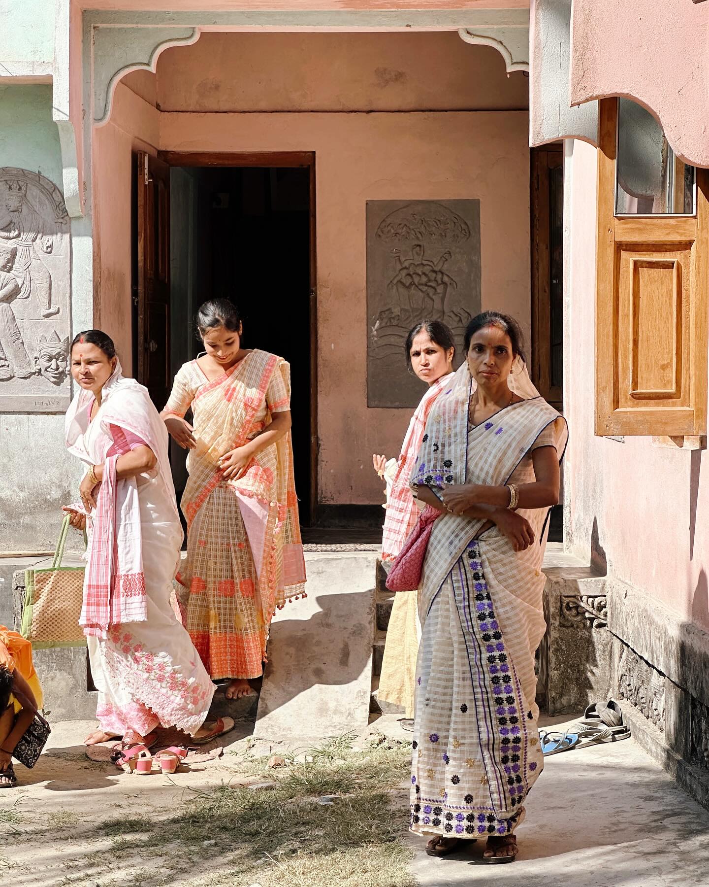 Vignettes of Brahmaputra river cultures ⚓️
#assambengalnavigation
#lahélife
.
.
.
.
#brahmaputrarivercruise #assamlife #slowtravelmagazine