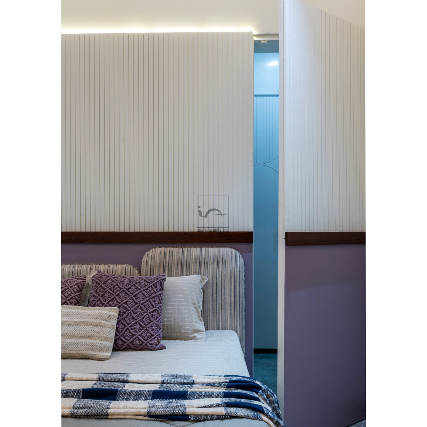 Restful retreat - Minimalist bedrooms with clean lines and calm vibes !!
.
.
Evoking a sense of calmness, serenity and simplicity that comes with these minimalist bedroom interiors featuring clean lines.
Highlighting the straight lines and minimal ornamentation.
Celebrating the beauty of simplicity and the absence of clutter.
.
.
Designed @imagine_design_studios @architect.ankitmittal
.
Captured by. - @imagix_photography_studio
.
.
Aquí te dejo algunos hashtags que podrías utilizar para una habitación minimalista con líneas rectas:
.
.
#MinimalistBedroom #StraightLineDesign #CleanLines #SimpleElegance #CalmVibes #PeacefulRetreat #MinimalistChic #LessIsMore #ClutterFree #SerenityNow #BedroomGoals #InteriorDesignInspiration #MinimalistInterior #StraightLineMinimalism #CleanAndSimple #minimaliststyle #indorearchitects #instadaily #interiordesigner #interiorstyling #bedroomstyling