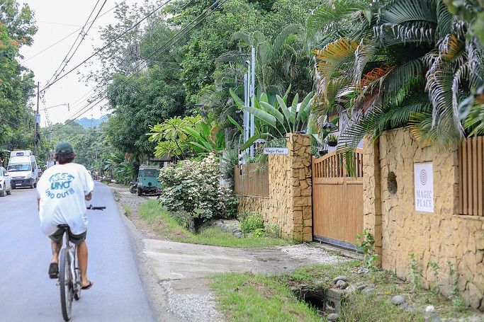 Located on the main road, the majority of our guests enjoy the simple life, biking where they need to go or walking. Past our wooden gate you’ll find our small oasis, filled with flowers and green!
.
📧 for more information themagicplacesantateresa@gmail.com
.
💻 https://magicplacesantateresa.com
.
#magicplace #santateresa #costarica #studiosforrent #beachlife #bikelife #airbnb #vacationsincostarica #surf