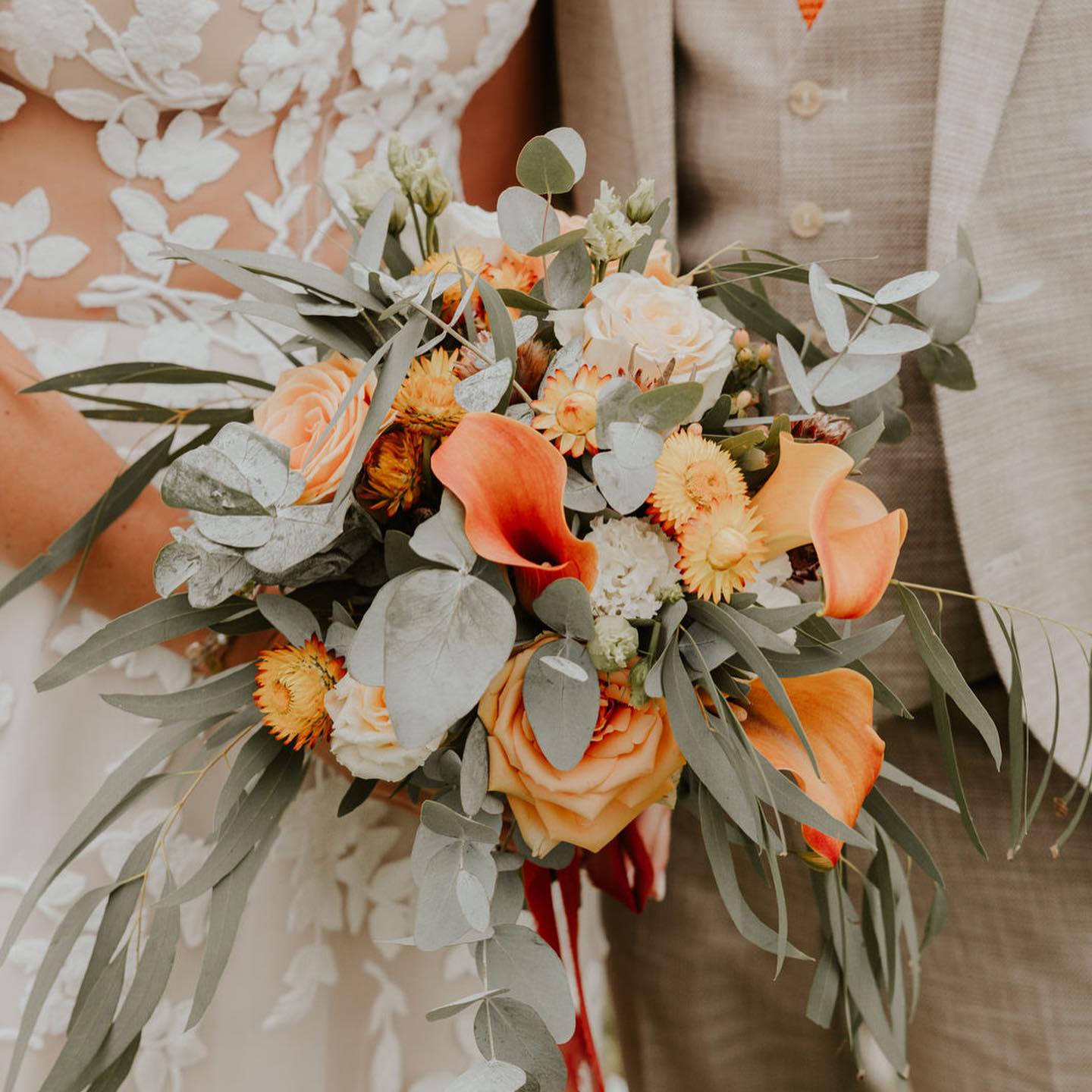 Die Hochzeitssaison geht zu Ende und ich schicke ein großes DANKESCHÖN an alle meine lieben Brautpaare, für die ich ihren besonderen Tag begleiten durfte. ✨🧡 Bookings are still OPEN for 2024! Schreibt mir gerne, wenn ihr noch Deko Produkte für eure Hochzeit oder ein anderes Event (Firmenfeier, Baby Party, Weihnachtsfeier etc.) sucht, noch sind ein paar Samstage frei. 🧡
Anita & Robert 🧡
Dekoration @wild.knots.art
Fotos @julian_artner 😊
Location @der_schuetzenwirt
#wedding #autumncolours #heiraten #heirateninösterreich #heiraten2024 #floristik #dekoverleih #dekoverleihsalzburg