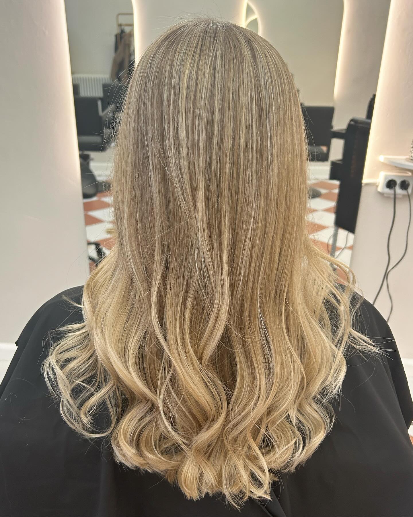 Kevään tuntua alkaa olla jo ilmassa.. sekä hiuksissa!
Huomattavasti vaaleamman lopputuloksen on mahdollista näyttää myös luonnolliselta😌
@noorabow teki paljon pientä raitaa tupeeraustekniikalla mahdollisimman pehmeän ja luonnollisen lopputuloksen saavuttamiseksi!
#bowhelsinki#kampaamohelsinki#vaaleatraidat#tupeeraustekniikka#highlights#goldwellnordic