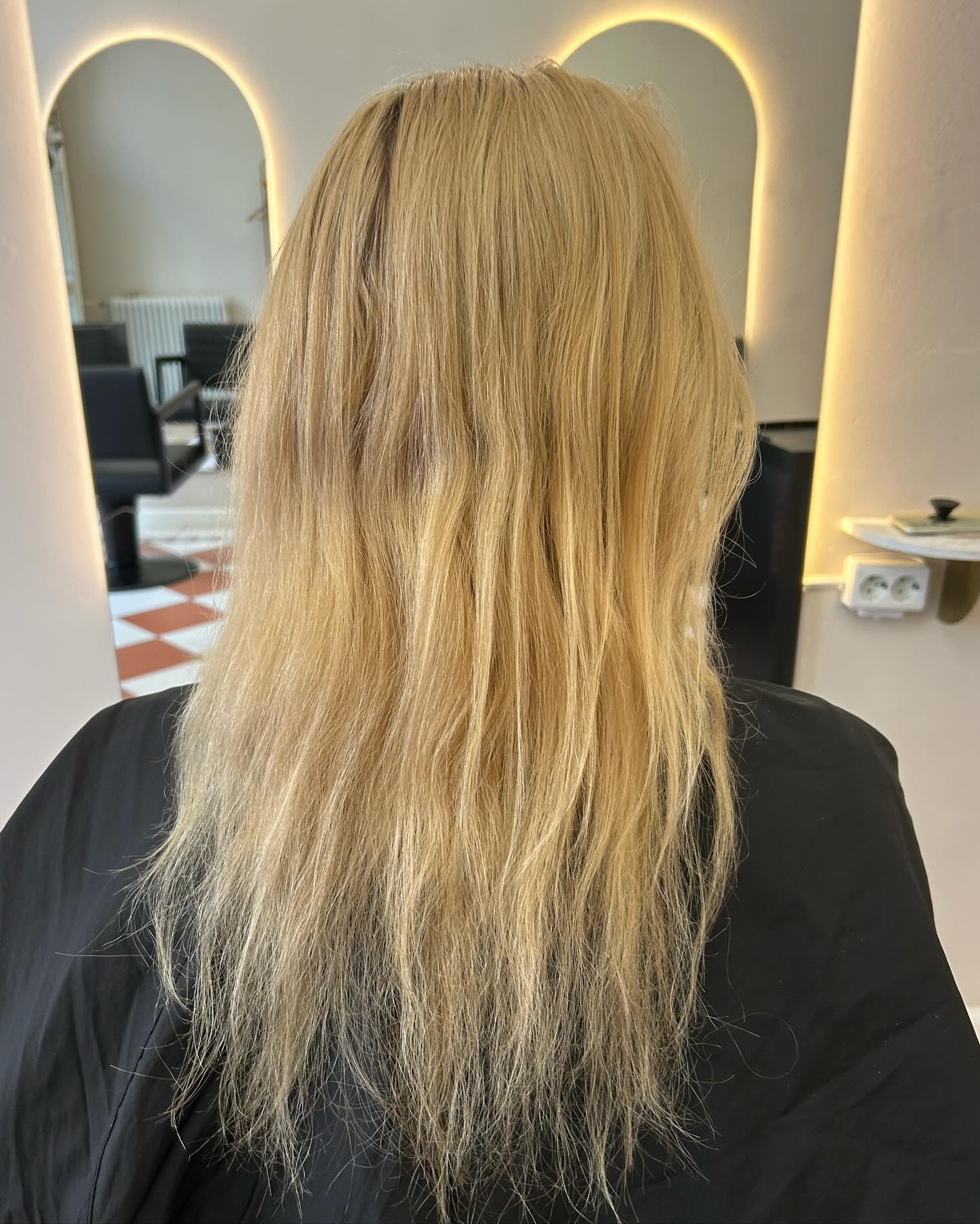 Kesä on ollut aurinkoinen ja se näkyy myös hiuksissa😮💨
Kiillotettiin kesän haalistama väri ja laitettiin yksi puntti 40cm Magoja antamaan vahvuutta latvaan, tosi kivan saa jo niinkin pienellä määrällä🌸
Magot on todella huomaamattomat ja kevyet, sen lisäksi niistä löytyy tosi kivasti eri hiuslaatuja ihan suorasta hyvinkin kiharaan!
By @noorabow
#magopidennys#magotuuhennus#goldwellnordic