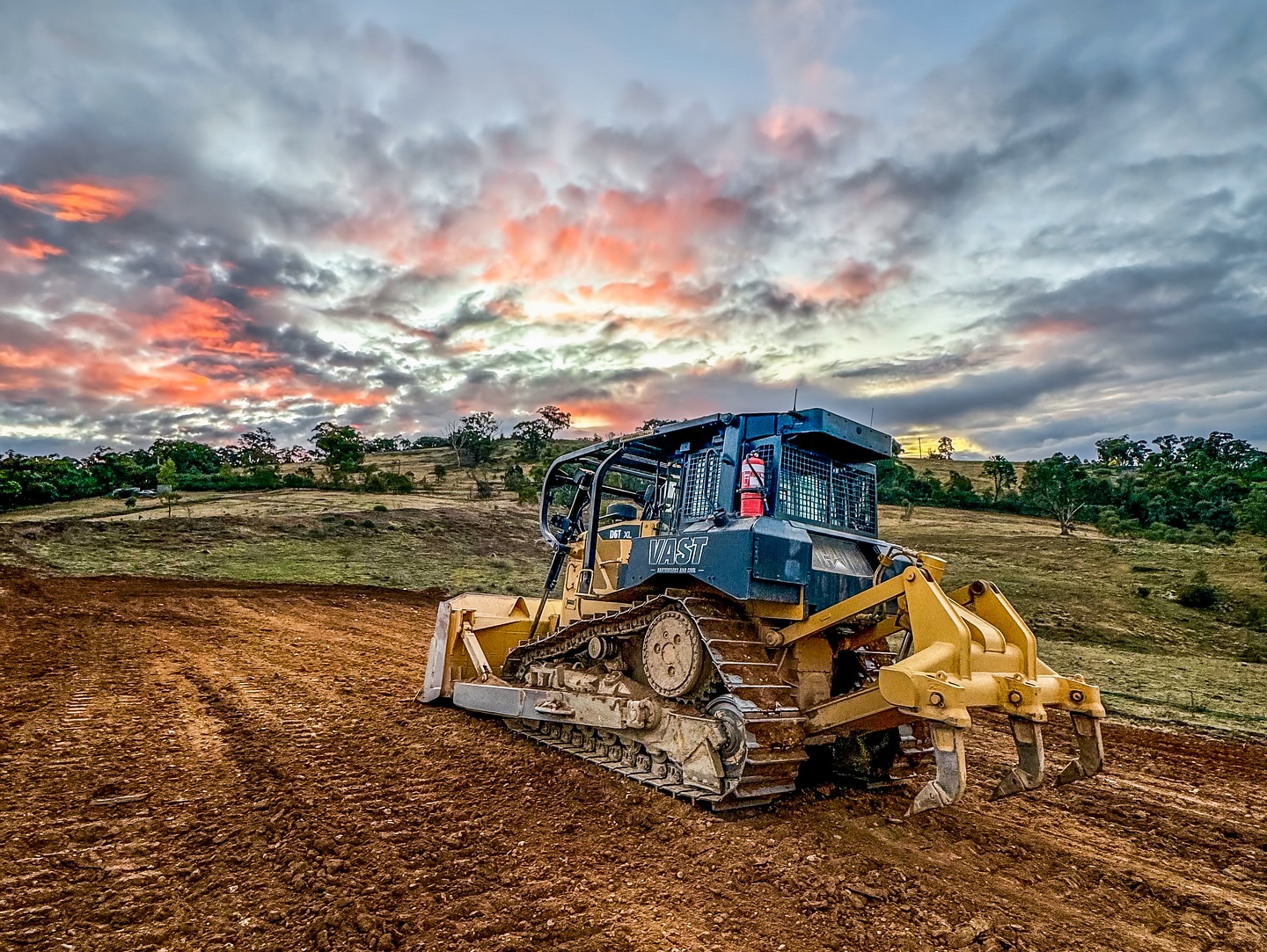 Couple flicks of our dozer and grader getting some fresh air working out of town. Views like these when working are heard to beat! 🤩