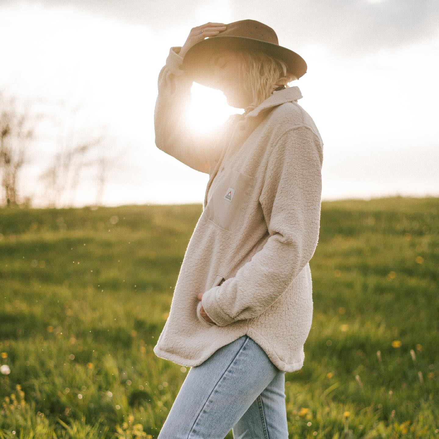 Wir lassen die Katze aus dem Sack 🎉
Nach fast 2 Jahren Vollzeit im Camper leben, geben wir unser Vagabunden leben auf und werden tatsächlich sesshaft. Wir werden im Sommer in die Eifel, zu unseren Freunden, auf einen kleinen Hof ziehen. Natürlich steht einiges an Renovierungsarbeiten an, aber wir freuen uns sehr auf dieses neue Kapitel. Auch wenn es sich irgendwie immer noch komisch anfühlt, das wir wieder in ein richtiges Haus mit Hof und Garten ziehen. Das erste Mal seit 6 Jahren. Vor unserer Reise haben wir ja schon 4 Jahre in einem Tinyhouse gelebt und dann in zwei verschiedenen Campern. Was für viele völlig normal ist, ist für uns wirklich ein großer Schritt. Für uns ist es zur Normalität geworden auf kleinen Raum zu leben und jetzt so viel Platz auf einmal wieder zu haben… das wird eine große Umstellung für uns 3. 😂
Die Lage von unseren neuen Zuhause ist ein Traum und wir haben schon immer davon geträumt auf dem Land zu Leben. Vielleicht zieht auch irgendwann der ein oder andere Vierbeiner ein. (Habe schon immer von eigenen Eseln, Ziegen und Hühnern geträumt.) 🫏 Aber erstmal werden es wahrscheinlich nur Hühner 🐓 und ein Pferd gibt es sogar schon. Dementsprechend wird das mit Sicherheit eine ganz toller neuer Lebensabschnitt werden. 🧡 Und selbstverständlich werden wir das Reisen beibehalten. Die USA wird unsere zweite Heimat bleiben und die nächste Reise dorthin ist ja schon Ende August.
Eine große Umstellung wird für uns auch das Klima im der Eifel werden, wir sind die Milden Temperaturen aus dem Rheinland gewöhnt und in de Eifel ist es gerade Frühjahr etwas frischer. Aber dank der flauschigen Fleece Hemdjacke von @passengerclothing bin ich bestens ausgerüstet. Sie wärmt so schön und sieht dabei auch noch echt gut aus. Sie ist schnell zu meinen absoluten Lieblings Jacke geworden und sie wird definitiv mit auf unserem Trip nach Kanada gehen. 🇨🇦
Wir freuen uns jedenfalls sehr auf diesen Sommer und auf die ganzen Abenteuer die auf uns warten. 🧡
Was steht bei euch diesen Sommer an? Stehen euch auch Veränderungen bevor?
Anzeige wegen Markennennung
#PassengerClothing #RoamersCollective
#MyEscapism #MadeToRoam #eifel #landleben