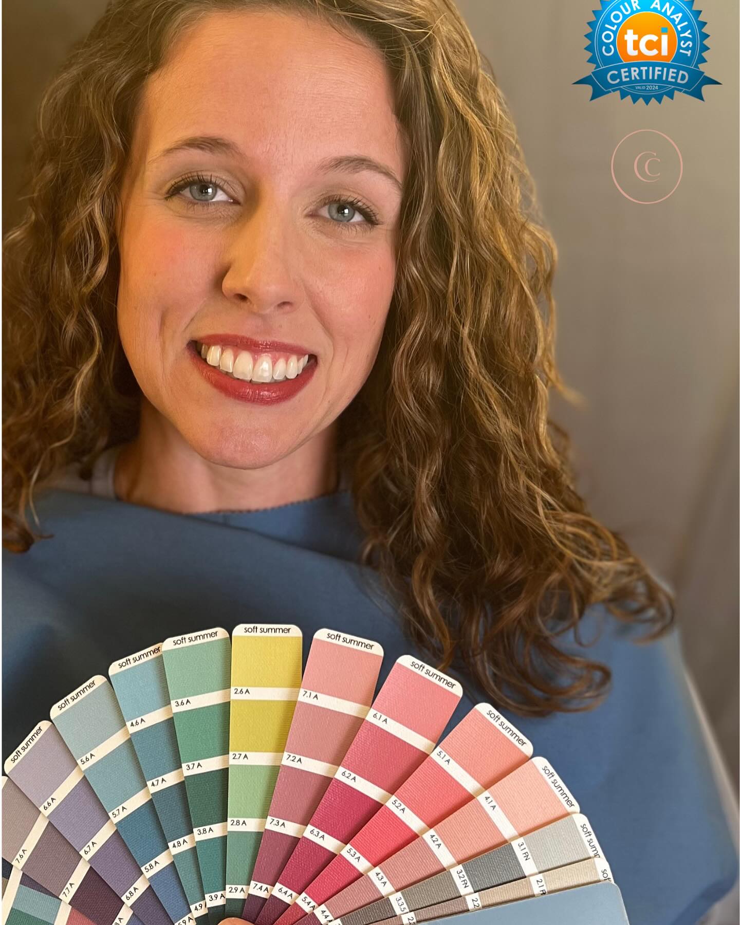 Finally was able to do my gorgeous Morgan’s colors!
Her personal color wheel looked similar to mine pre color analysis : black, greys, whites, blues…. 😂 everything that feels safe!
Because of her highlights we covered her hair (leaving some natural roots showing) to conduct the analysis. She is a Soft Summer and we quickly noticed her highlights were a tad warm for her natural coloring when we pulled the cap off. Easy adjustment!
🥰