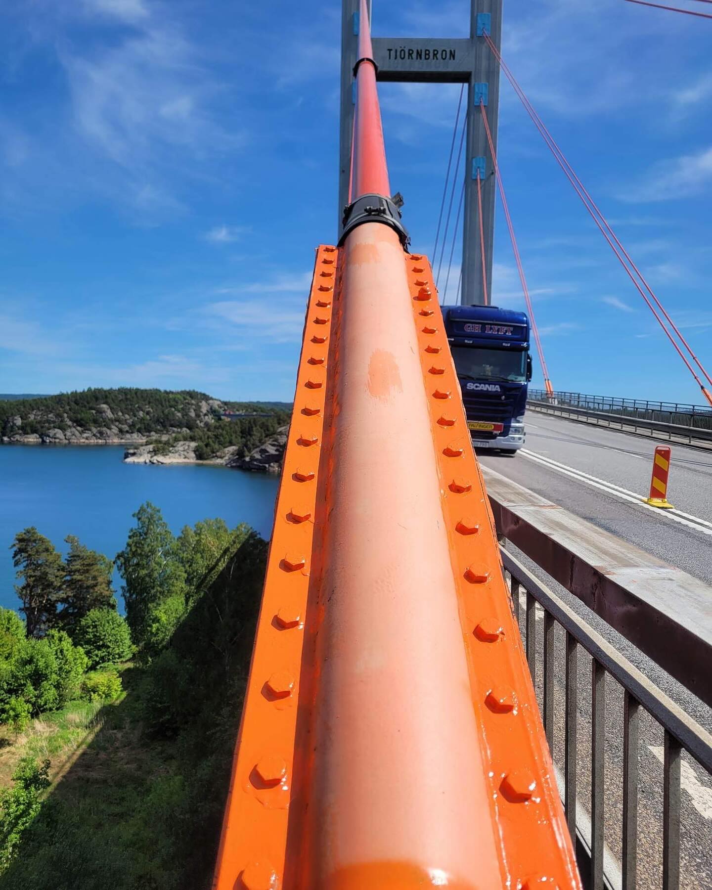 Nu söker vi efter nya Brobyggare! Sen senast har vi förutom Övergångskonstruktioner & Brolager från Maurer även Spännarmering från VSL. Med dessa två stora och häftiga leverantörer kan vi erbjuda jobb som är unika i branschen. Så kom och kika på om du är vår nya brobyggare i vårt fina lag!