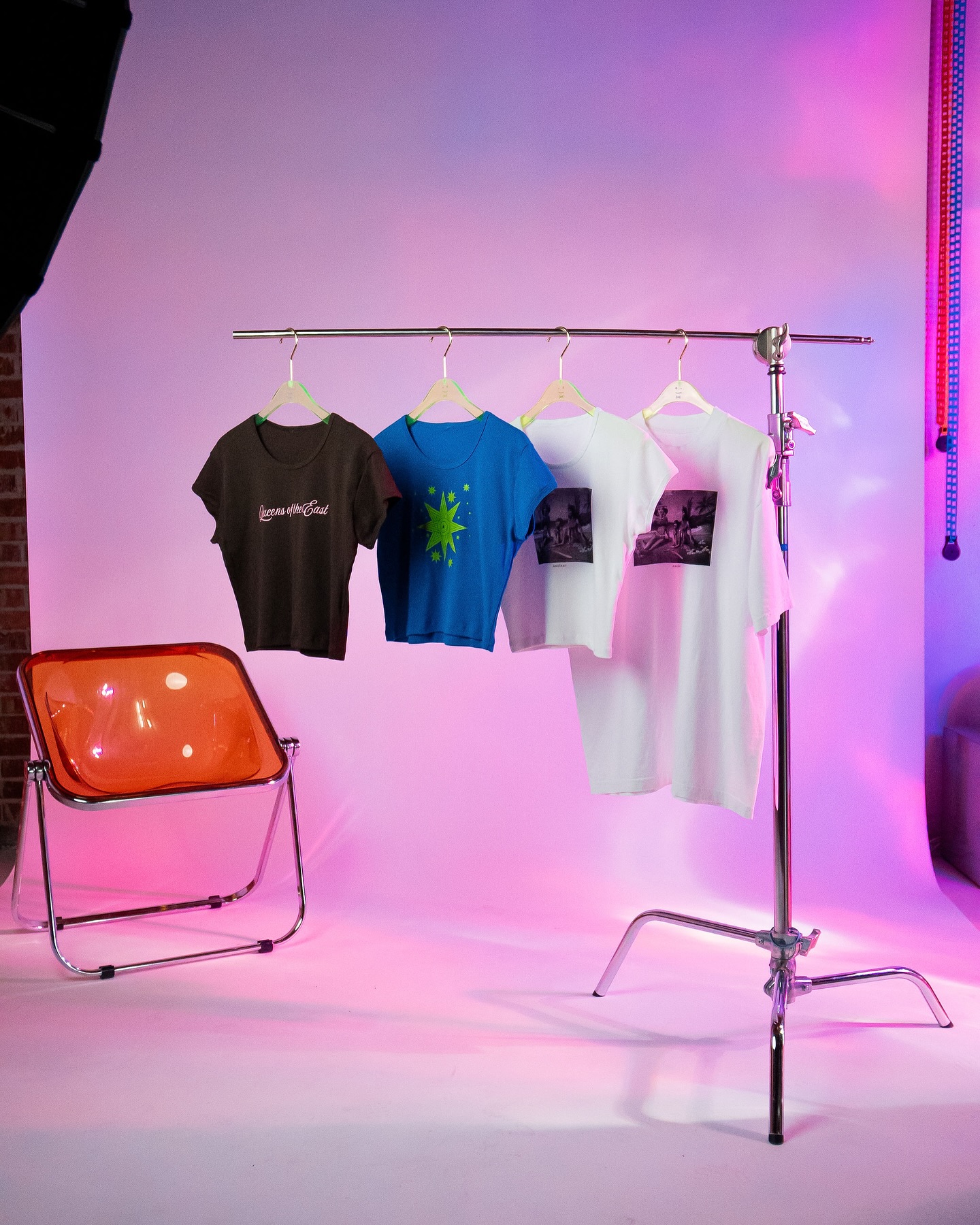 Of the East. Shop now! 💫
3 crop tops 👚
1 tee 👕
Link in bio to shop habibos. ✊🏽