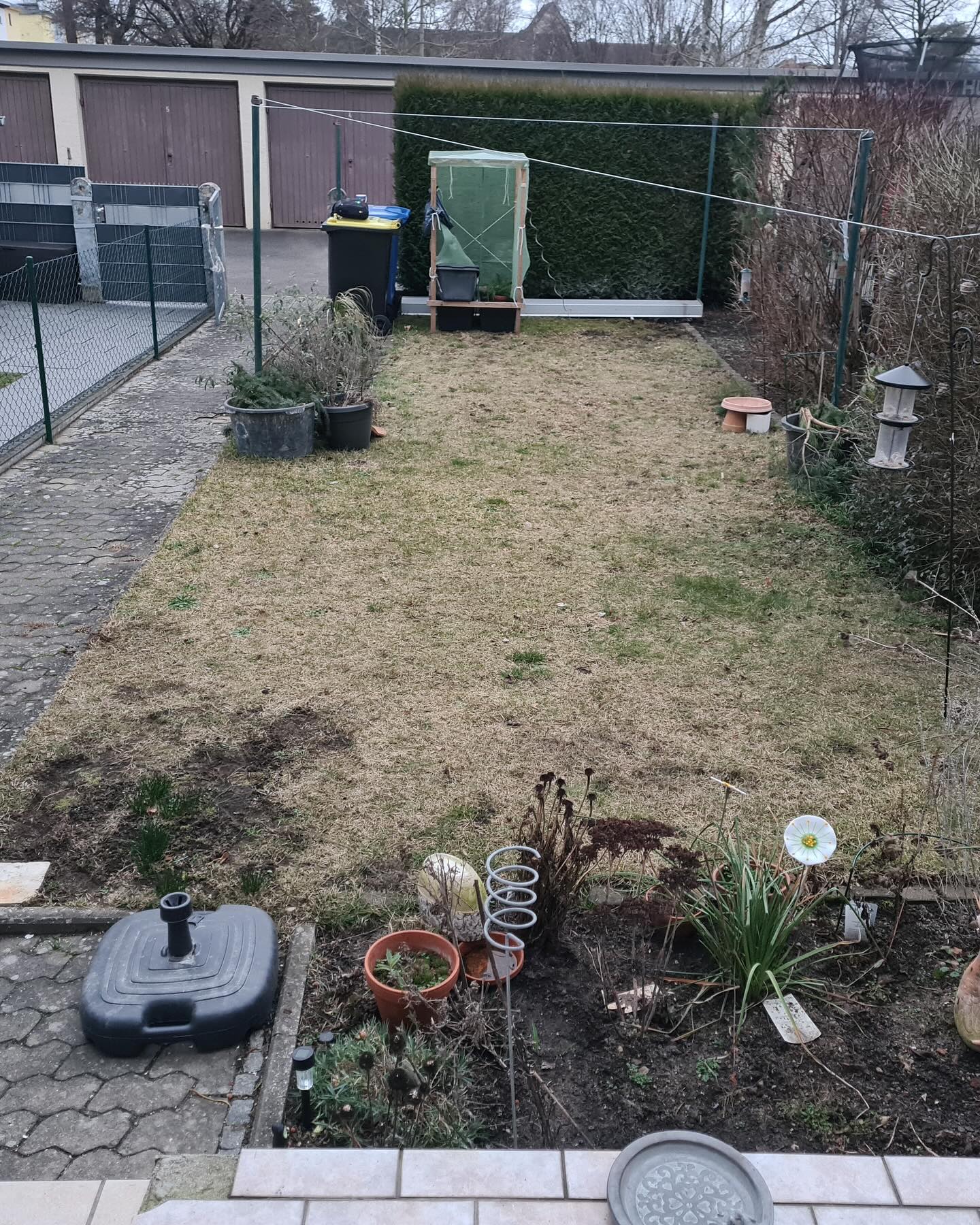 Immer schön zu sehen wie sich die Gärten von uns entwickeln.
Die Fotos wurden uns von der Kundin geschickt mit der Aussage das Sie sich jeden Tag an ihrem neuen Garten erfreut.
Wenn auch Ihr eine individuelle Gartengestaltung benötigt dann meldet euch bei uns.
#galabau #gartenumgestaltung #naturstein #rollrasen #pflanzung #outdoorceramics #muschelkalk