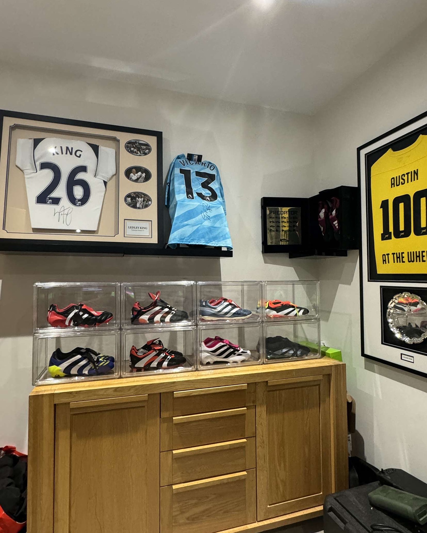 Protect at all cost 💎
📸 @ma.88.ab
#hypebeastkicks #thesolesupplier #offspringhqcommunity #snkrskickcheck #sneakerhead #footlockereu #sneakerreel #trendingreels #reeltrending #reeltime #reelsinstagram #reelitfeelit #smallbusiness #reelgood #reelsinsta #explore #reelsdaily #reelsinsta #instareels #reelsviral #reelstrending #reelstrend #reeltrends #sneakerevent #shoestorage #insock #displayboxes #football #footballboots