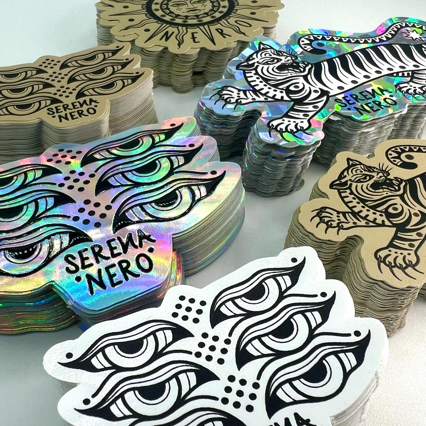 Discover our stickers, endless possibilities of combinations between materials and finishes!!!
๐ WWW.TRAPHOUSESTICKERS.COM ๐
#stickers #pegatinas #pegatinaspersonalizadas #holographicsticker #customstickers #graphicdesign #custompackaging #directprint #logodesign #traphousestickers