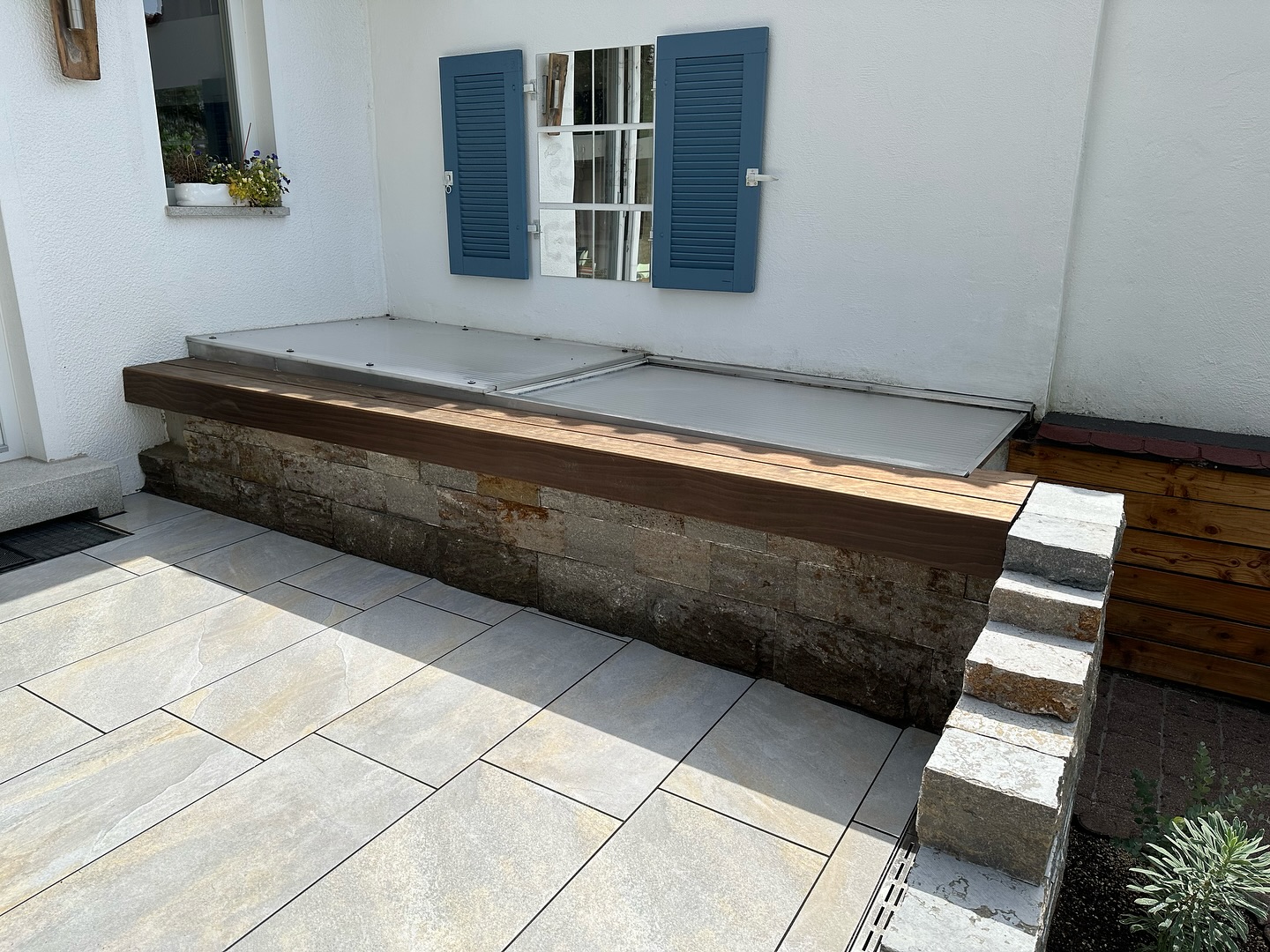 Heute haben wir eine Mauerabdeckung aus Kebony erstellt. Sitzkissen drauf und man kann gemütlich drauf sitzen wenn der Platz bei der nächsten Gartenparty nicht ausreicht. Die alte Mauer haben wir mit Blendersteinen aus Muschelkalk verkleidet. Somit passt optisch zur restlichen Mauer die wir ebenfalls aus Muschelkalk gebaut haben.
Die Pflanzen sind auch schon gut gewachsen.
Bei diesem Kunden wurden wir bereits zum 2ten mal tätig.
Kunde glücklich = Wir glücklich.
#gartengestaltung #terrassenbau #naturstein #muschelkalk #kebony #kebonyclear #emperoroutdoorceramic