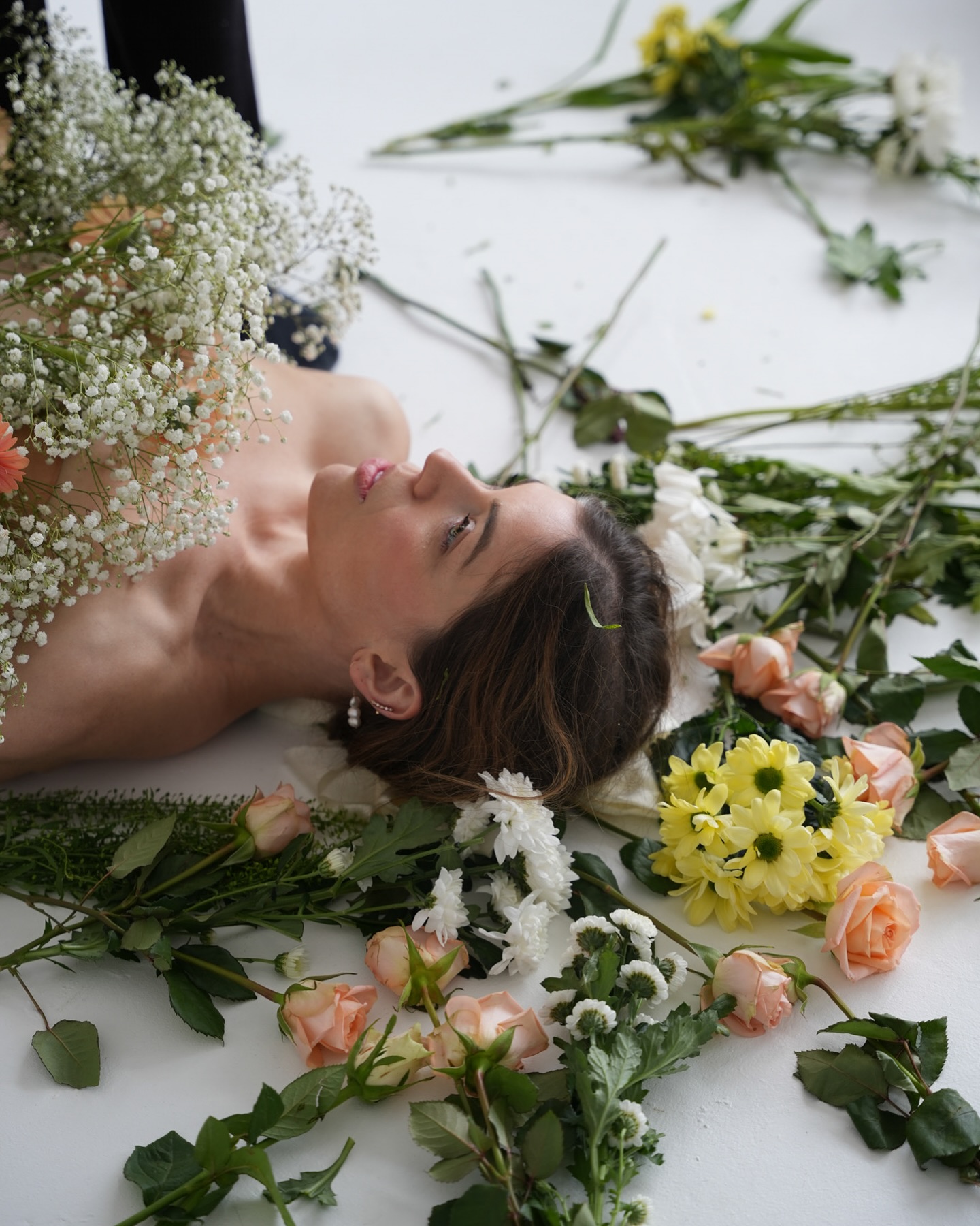 Stunning work by @amyhawkerphotography @amyhawkerphoto of @staceyjillyoga #flowers #bts #studios #editorial #fashion #style #creative #image #beauty