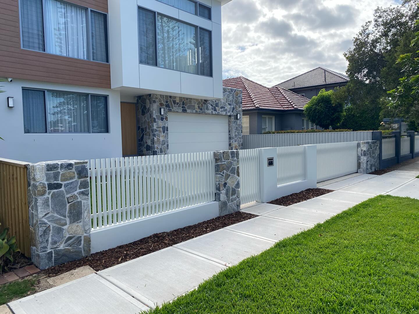 One of three projects we are finishing before the end of the year. The cladding supplies the textural element to the front façade, complimenting the whites and the timber front door. Massive street appeal!
#beach #beacharchitecture #beachliving #design #outdoor #architecture #outdoordesign #stone #stonemasonry #stonecladding #newcastle #newcastlebuilder #stoneelements