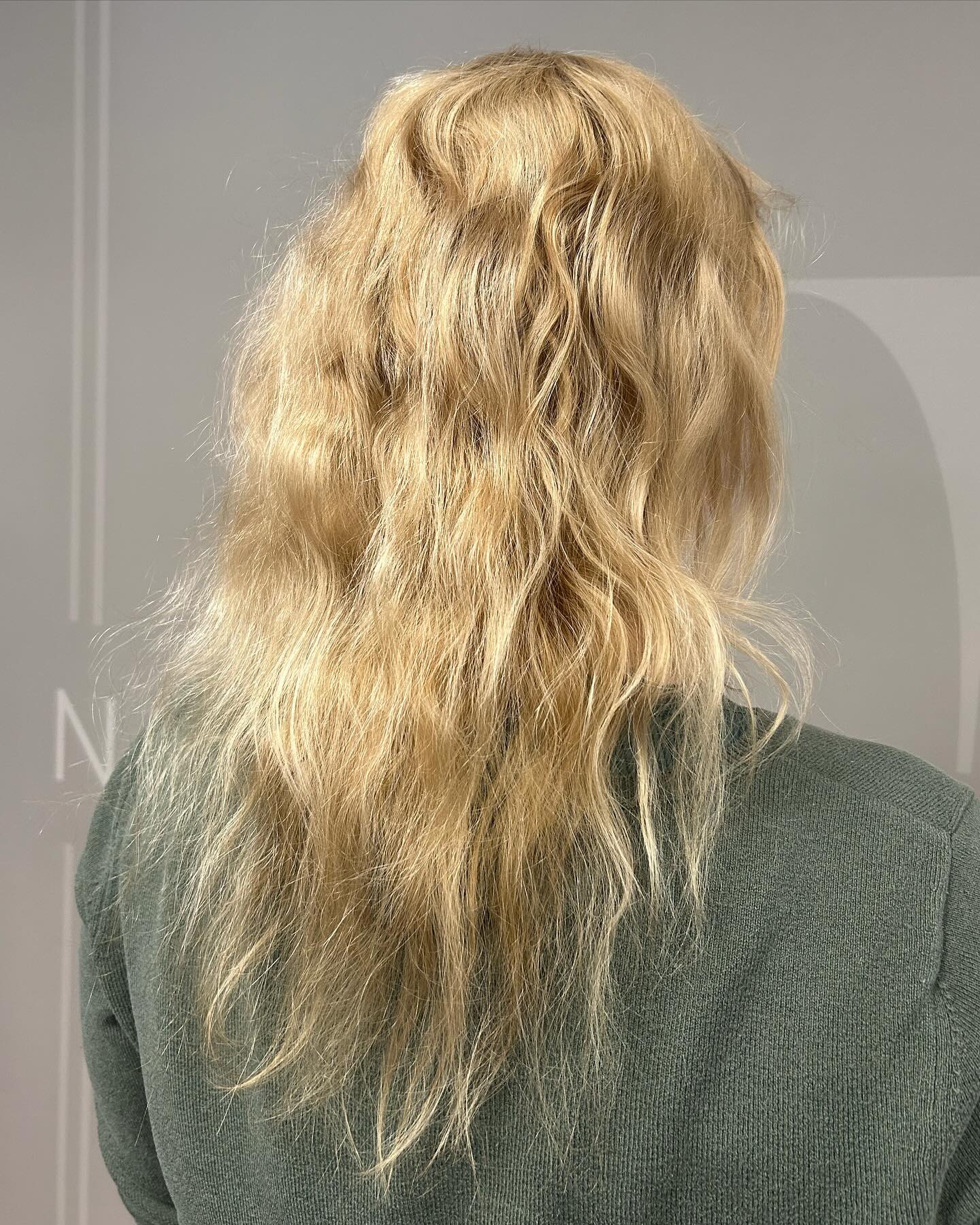 Noora kävi kouluttautumassa Mago hiustenpidennysten saloihin!
Kuvien harjoitusmallille laitettii kaksi pakettia hiusta tuuhennokseksi, tarkoitus oli saada vahvuutta ja paksuutta ohentuneeseen latvaan sekä saada tasattua päälihiusten ja latvan pituuseroa. Tehtävässä onnistuttiin loistavasti vai mitä?😍
Mikä on Mago?
Mago -pidennystekniikkaa on kehitetty vuodesta 2004 lähtien. Simply Natural -tehtaalla haluttiin kehittää luonnollisin mahdollinen tapa lisätä hiusta asiakkaan omiin hiuksiin. Tapa, jossa kiinnitykseen tai poistamiseen ei käytetä mitään kemiallisia apuvälineitä tai edes sähköä.
#simplynaturalfinland#magopidennys#magotuuhennus#magohairextensions#luonnollinenpidennys#luonnollinentuuhennus#lobghair#pitkäshiukset