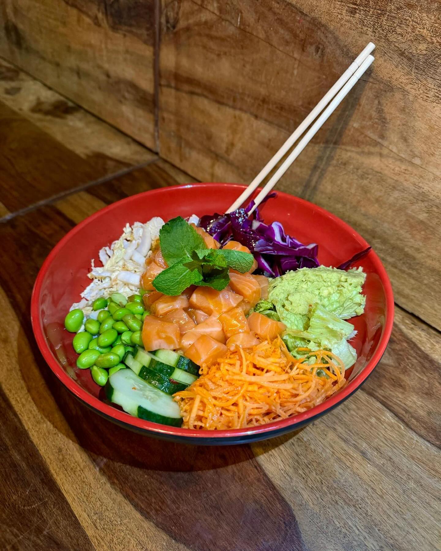 Venez découvrir notre poké bowl frais et savoureux au Tao Lounge Bar ! 🌿🍣 Un mélange parfait de saveurs exotiques pour ravir vos papilles. Vous allez adorer chaque bouchée 😋✨