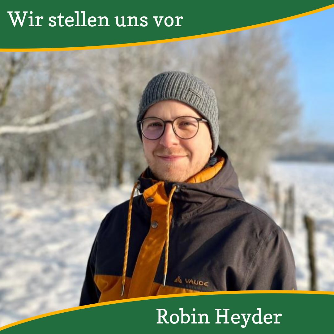 𝗕𝗲𝗴𝗲𝗴𝗻𝘂𝗻𝗴 𝗺𝗶𝘁 𝗲𝗶𝗻𝗲𝗺 𝗡𝗮𝘁𝘂𝗿𝗯𝗼𝘁𝘀𝗰𝗵𝗮𝗳𝘁𝗲𝗿: 𝗨𝗻𝘀𝗲𝗿 𝗡𝗮𝘁𝘂𝗿𝗳ü𝗵𝗿𝗲𝗿 𝗶𝗻 𝗱𝗲𝗿 𝗥𝗵ö𝗻 🍂
Entdeckt Robin, unseren außergewöhnlichen Naturführer. Sein Herz schlägt für die Thüringer Rhön 🌲. Mehr als nur zertifizierter Natur- und Landschaftsführer, ist Robin ein Geschichtenerzähler und Hüter der Natur 📖. Er weist den Weg zu den Wundern der wilden Landschaften.
Sein Weg begann mit einer Anzeige, die ihn zum ZNL führte 🌱. Seitdem öffnet Robin anderen die Augen für die Schätze der Natur. Seine Führungen? Vielseitig wie die Natur selbst, von nächtlichen Erkundungen unter Sternenlicht ✨ bis zu Touren am historischen Grünen Band in Thüringen. Er legt Wert darauf, dass jeder Gast die Natur mit seinen Sinnen erleben kann.
Besonders liebt Robin Orchideen 🌸. Er präsentiert diese Flora-Juwelen mit Begeisterung. Mit seinem Tablet macht er die Natur greifbar, bringt die Umwelt den Teilnehmern näher.
Robin weckt die Liebe zur Natur ❤️. Unter seiner Führung lernen Menschen, ihren Wert zu schätzen. Unvergessen: Eine lebensfrohe 84-Jährige öffnet auf dem Gipfel des Bayers Sekt 🥂, um ihre Freude über das Erreichen des Gipfels zu feiern.
Die Rhön, Robins Zuhause, hat sich gewandelt 🏞️. Gezeichnet vom Klimawandel, entdeckt er doch immer wieder Neues. Sein Lieblingsort? Der Baier. Ein Berg, der Natur, Geschichte und Geologie vereint. Ein Ort, der jeden verzaubert.
Begleitet uns und seht die Rhön durch die Augen eines wahren Naturkenners 👀.
Besucht Robins Instagram @rhoenluft , um mehr über seine Naturabenteuer zu erfahren und Einblicke in die Rhön zu erhalten 📸.
Um aktuelle und zukünftige Führungen von Robin zu entdecken, haltet Ausschau im Veranstaltungskalender des @biosphaerenreservat_rhoen 📅. Dort werden neue Termine und Details zu seinen Naturerlebnissen veröffentlicht.
@rhoen_tourismus @rhoenkanal
#rhoen #rhön #rhönerheimat #rhönistschön #biosphärenreservat #biosphärenreservatrhön #natur #naturundlandschaftsführer #naturführungen #bildungfürnachhaltigeentwicklung #thüringen #naturerleben #naturerlebnis #führungen