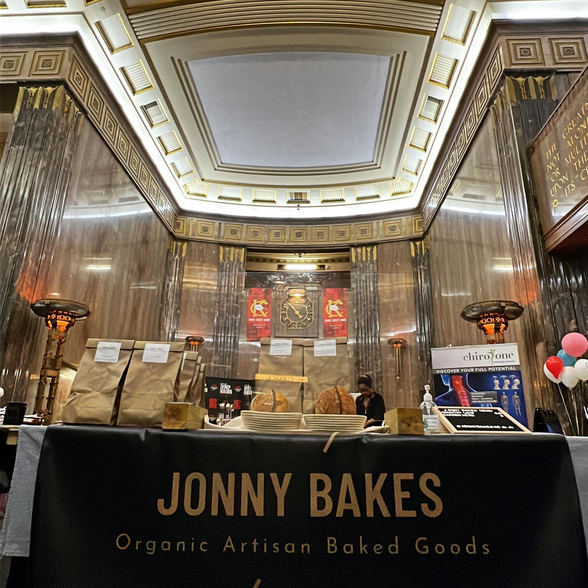 Here at KC City Hall for a small business pop up from 11-2 on this rainy day! Swing through and grab a country or garden herb loaf.