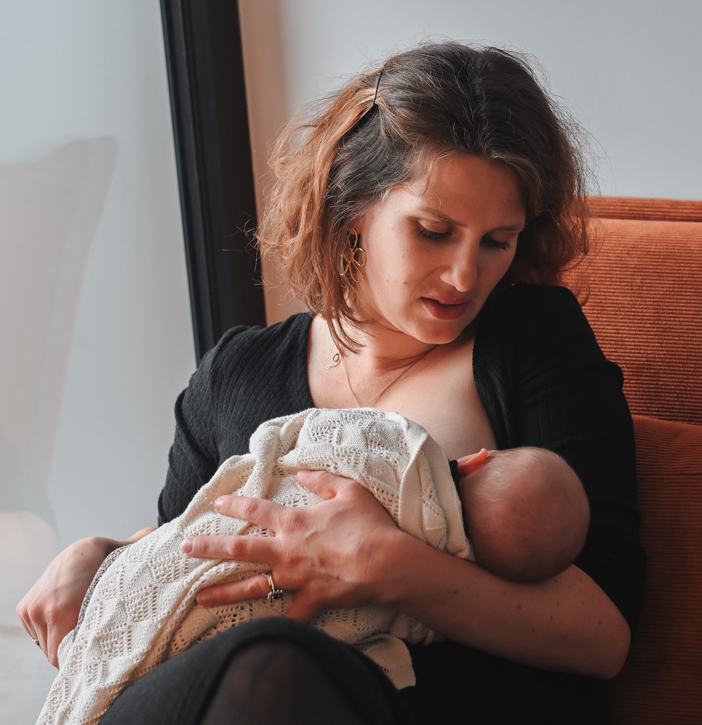 C’est la semaine mondiale de l’allaitement ! 🤱🏻
Du 14 au 20 octobre, elle porte le thème « Unissons nos forces pour soutenir l’allaitement ».
Cet événement annuel vise à sensibiliser sur les bienfaits de l’allaitement et à encourager une mobilisation collective pour offrir un soutien optimal aux mères allaitantes.
Le thème de cette année met en lumière l’importance d’unir les efforts de tous : familles, professionnels de la santé, employeurs, décideurs politiques et communautés.
L’objectif est de créer un environnement où les mères se sentent soutenues, informées et encouragées dans leur choix d’allaiter.
Vous êtes toutes belles et fortes quelque soit votre choix. ✨
Belle semaine à toutes et tous. 🤍
#allaitement #allaitementmaternel #semainemondialedelallaitement #photographe #photographereims #photographereimsgrossesse #photographereimsnaissance #bainenveloppé #bainenveloppéreims #maman #mamanreims #bebe #santé #milktamère #mamanallaitante #reims #reimstagram