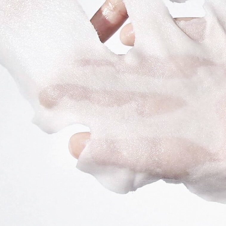 Trápi vás mdlá, suchá pokožka a jemné vrásky ?
Teosyal PureSense Redensity I je unikátna dermálna výplň na báze kyseliny hyalurónovej s trojitým účinkom - zabraňuje predčasnému starnutiu pokožky, obnovuje hustotu pokožky, a teda navracia pleti stratený objem a dodáva jej prirodzený jas.✨
Výsledkom je prejasnená hydratovaná pokožka a redukované linky. 🤍
👩🏽⚕️ Aplikuje: certifikovaný lekár
🕑 Dĺžka trvania zákroku: 30 minút spolu s aplikáciou anestetického krému, zákrok nie je bolestivý
💉 Dĺžka výdržnosti: 12-18 mesiacov. Doba je veľmi individuálna, závisí od metabolizmu.
💡Odporúčanie : absolvovať 2-3 ošetrenia s rozmedzím 1 mesiaca pre vyhladenie aj výraznejších vrások
—————
+421 918 318 252
info@bianca.sk
https://www.bianca.sk/