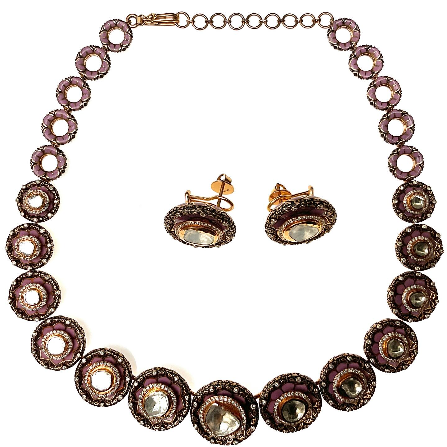 I recently had the pleasure of providing an appraisal for this beautiful set 💕💎 Made in 18 carat gold with polki diamonds, pink enamel and an oxidised finish made by @hazoorilallegacy The skill is remarkable and it was beautiful in every way. Do you have some beautiful jewellery that requires an #appraisal #valuation #registeredjewelleryvaluation #goldprice #gold