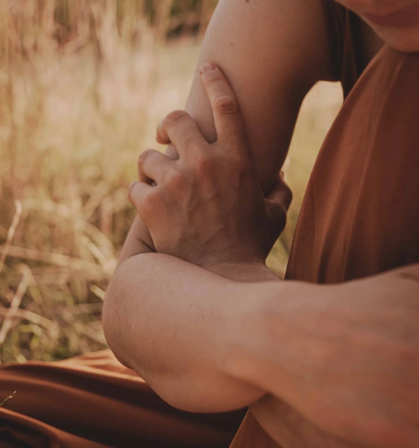 LAISSER VIVRE
-
On m'a souvent parler de lâcher-prise 🍃.
Une clé permettant de trouver le tant attendu... 🥁 Chemin de la paix et l'harmonie etc etc.
💡Oui mais comment fait-on au delà de cette injonction ?
Des courants de la vie, je crois pouvoir vous confier ces quelques mots :
👉🏻A multiplier les actions pour accéder au lâcher-prise, je me suis perdue dans le FAIRE plutôt que dans L'ÊTRE
👉🏻 Je me suis convaincue que tout cela était conditionné par mon environnement et des conditions extérieures à moi
👉🏻 Que si tout le monde voulait tant aller vers le lâcher-prise, je devais faire comme eux
Oui mais voilà 🙃 Pour tout te confier cela ne fonctionne pas. Parcontre...
🐌 Se détacher des autres pour être pleinement soi c'est risquer d'être entouré de gens qui t'aiment pleinement pour ce que tu es 🥳
🐌 Accueillir ses états d'être et les pensées associées, c'est apprendre à mieux se connaître pour composer avec la vie
🐌 Se rappeler que ce processus de déconditonnement est le chemin d'une vie et qu'il n'est pas linéaire c'est oser apprécier chaque expérience même les plus amères.
🥁 Alors, laisser vivre ou lacher prise ? Dis moi tout 👇
#citations #vie #citationinspirante #inspiration #positivité #méditation #conscience #paix #positivevibesonly #abondance #éveil #idées #citation #estimedesoi #bienetre #confianceensoi #developpementpersonnel #amour #penseepositive #businessenligne #entrepreneuriat #objectifs #etatdesprit #citationpositive #citationdujour #bonheur #loidelattraction #professeurdeyoga