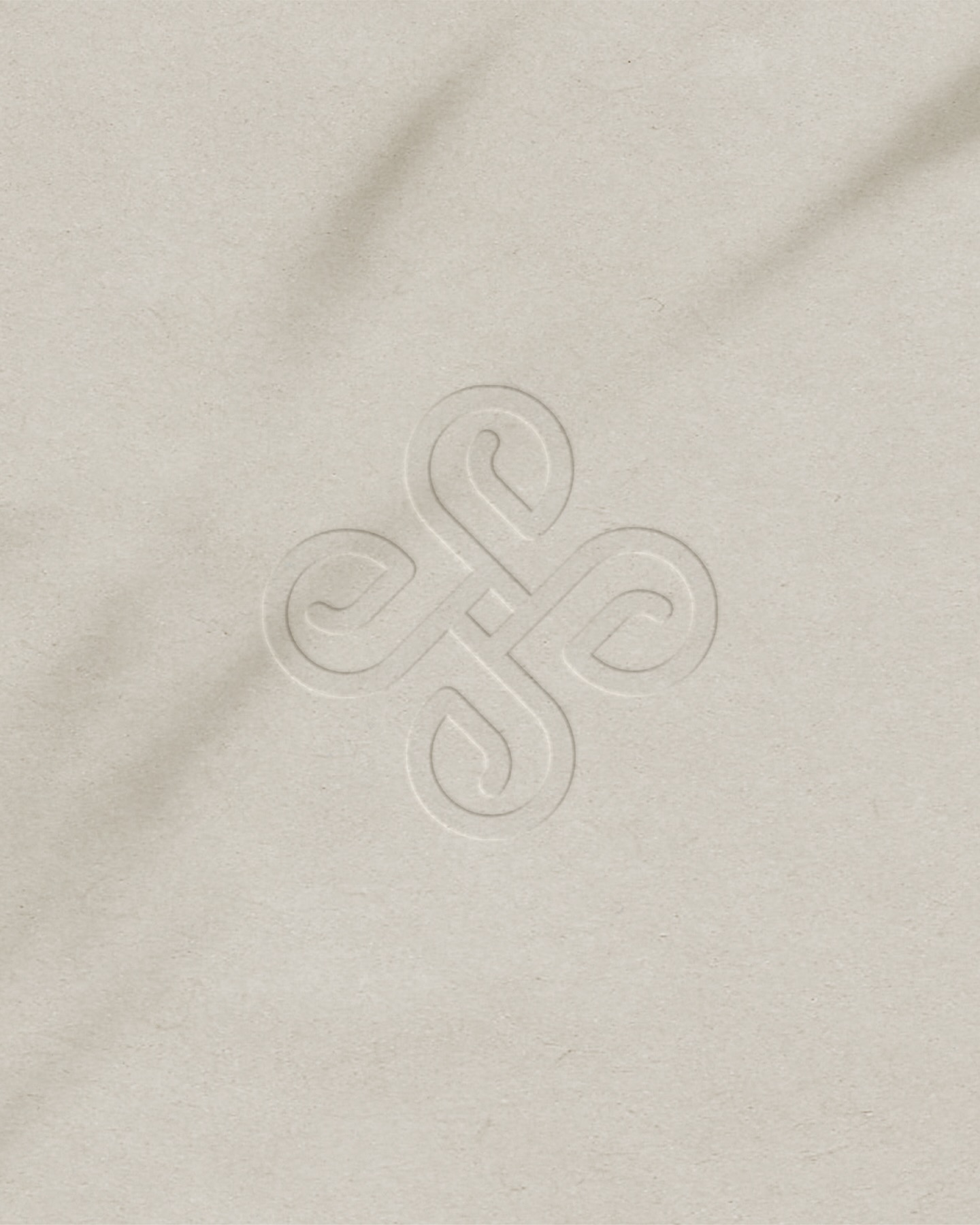 2/3 EONIA - The iconic Eonia quatrefoil is rooted in both symbolism and heritage. You can find the e’s connected to create infinity symbols, representing Eonia’s philosophy and Greek translation to ‘eternity’.
Designer: @elizabethdukedesign
Brand: @eoniacommunications