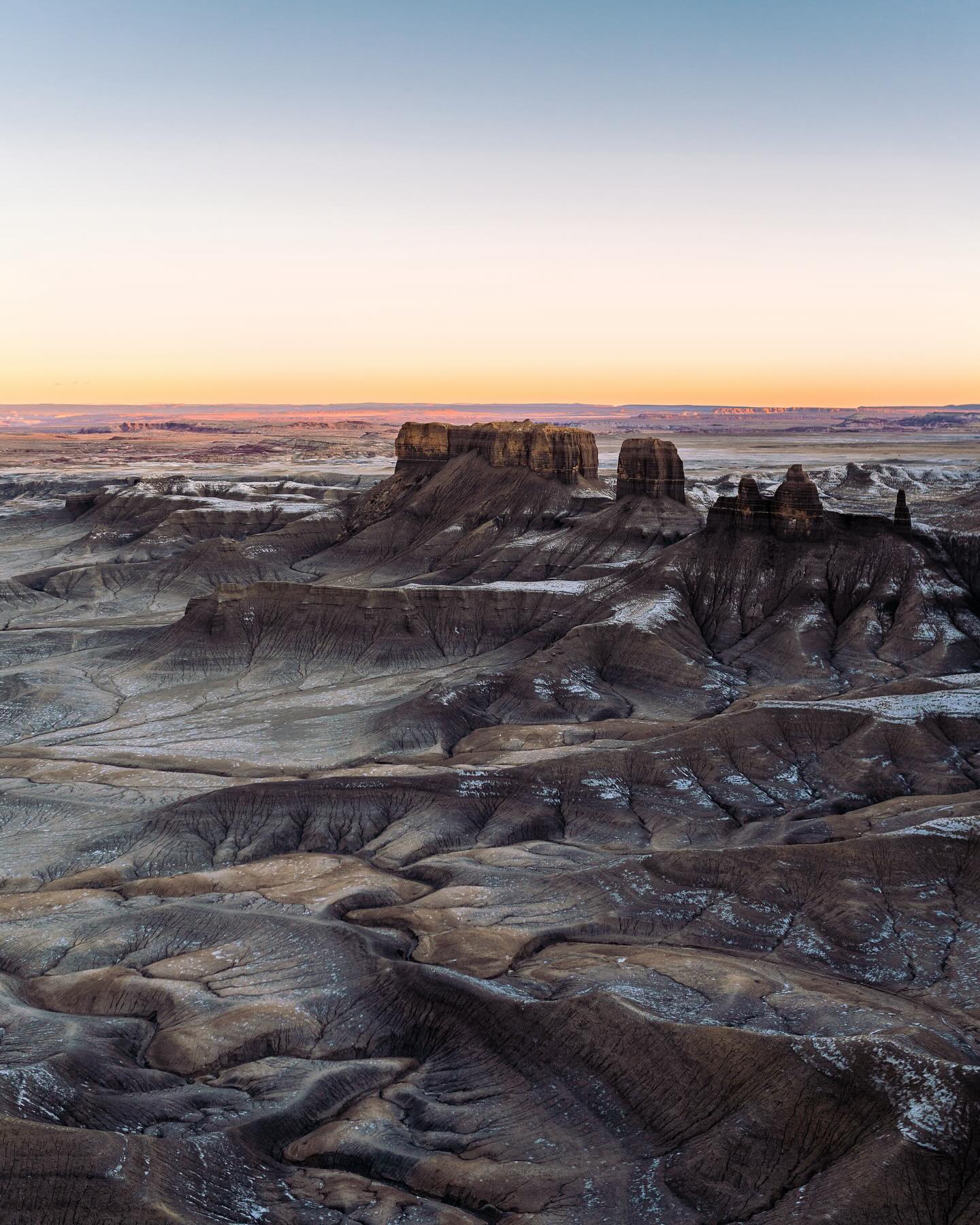 Wildcamping am Moonscape Overlook Utah 🌓
Einer unsere absoluten Highlights war definitiv der Moonscape overlook in der Nähe von Hanksville Utah. Wie der Name schon verspricht, ist die Szenerie komplett surreal und erinnert einen an die Oberfläche des Mondes oders Mars. Zumindest stellen wir es uns genauso vor. Und das beste, man kann dort sogar mit seinem Camper oder Zelt campen! Denn der Overlook liegt auf BML Land und man darf auf diesem legal wildcampen. Dabei soll man natürlich sich an alle gängigen Regel einhalten, seinen Müll mit nehmen auf den Wegen und Stellplätzen fahren und nicht wahllos über Stock und Stein fahren.
Wer in der Nebensaison kommt, ab Oktober bis April, hat diesen Stellplatz dann sogar fast für sich alleine. Das Glück hatten wir im November und waren die einzigen Camper. Im Sommer kann es dafür schon sehr voll werden. Aber ein Besuch lohnt sich dennoch.
Allerdings solltet ihr im Hinterkopf haben das dieser Ort nur über einen Schotterpiste zu erreichen ist und nicht für jeden Camper geeignet ist und auch witterungsbedingt in einem schlechten zu Stand sein kann. Am besten informiert ihr euch vorher im Visitor Center in Hanksville oder Online. Auf der sicheren seid ihr wenn ihr einen Camper mit genug Bodenfreiheit und AWD oder 4x4 habt oder einen Geländewagen.
Auch für die nicht Camper lohnt es sich vorbei zu schauen, den der Ort ist einfach Wow und gerade zum Sonnenuntergang ein Mega Fotospot.
💾 Speichert euch gerne den Beitrag für die Planung eure nächsten Reise nach Utah ab und folgt uns für mehr Tipps und Inspiration für reisen in die USA.
Welcher Ort hat euch das Gefühl gegeben auf einem anderen Planeten zu sein?
#exploreutah #visitutah #usareise #utahunique #hanksville #usatravels #wildcamping #vanlifeusa #womoreisen #reisefoto #campertrip